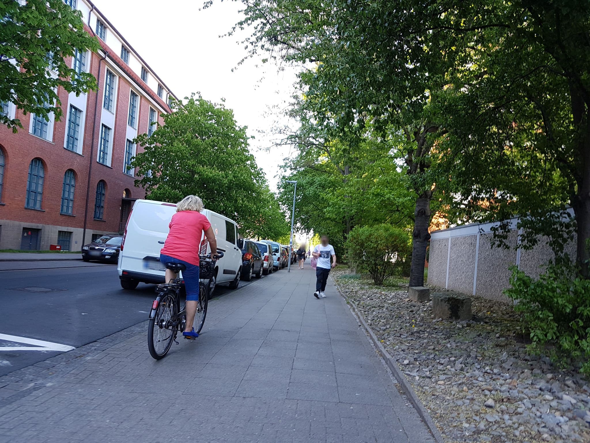 Street view near Gästeresidenz PelikanViertel - Realotel Management GmbH, Zoo — © snowdiver (CC BY-SA · Mapillary)