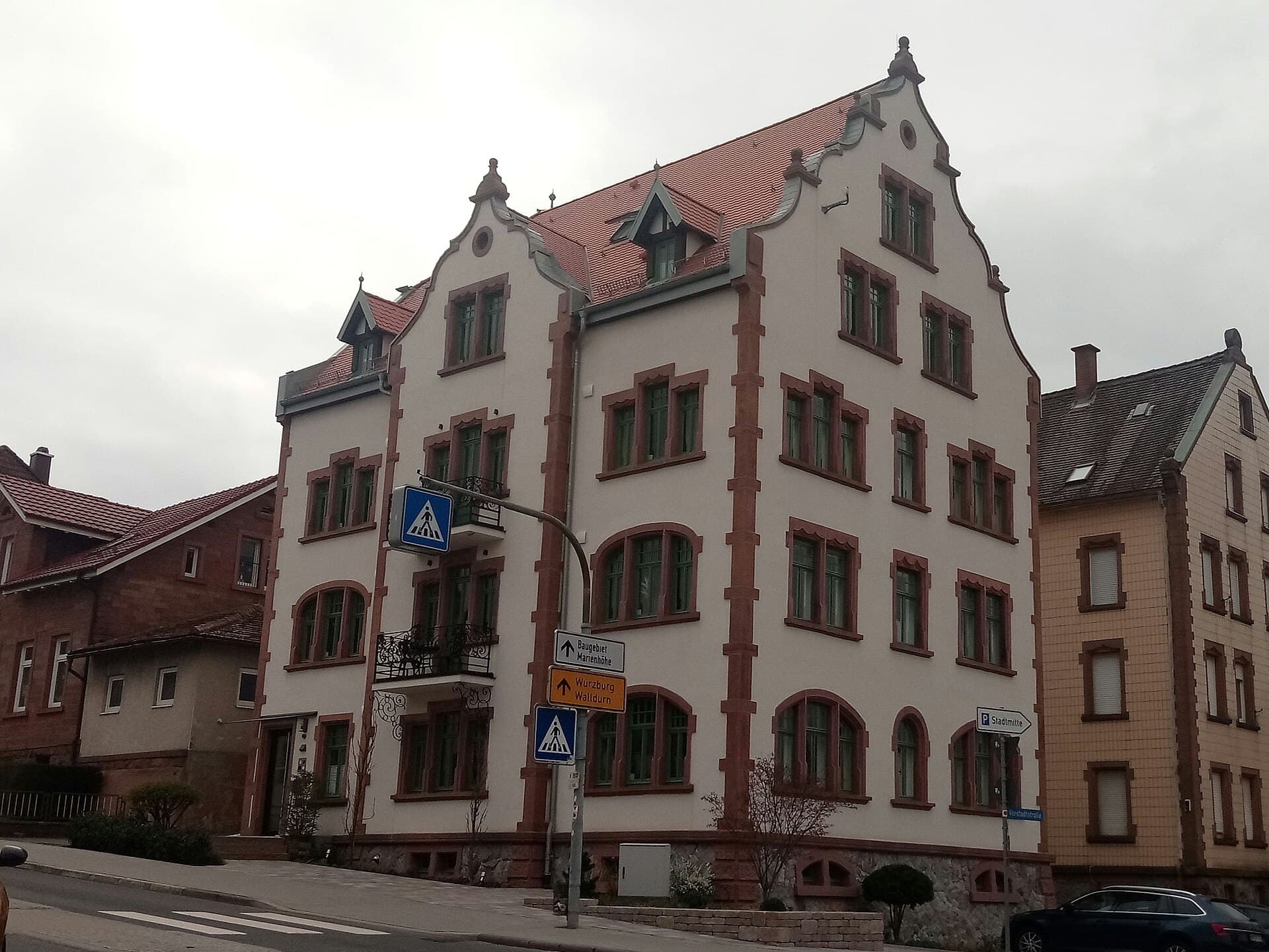 REINHARDTs HOTEL (via Wikimedia Commons, CC BY-SA 3.0)