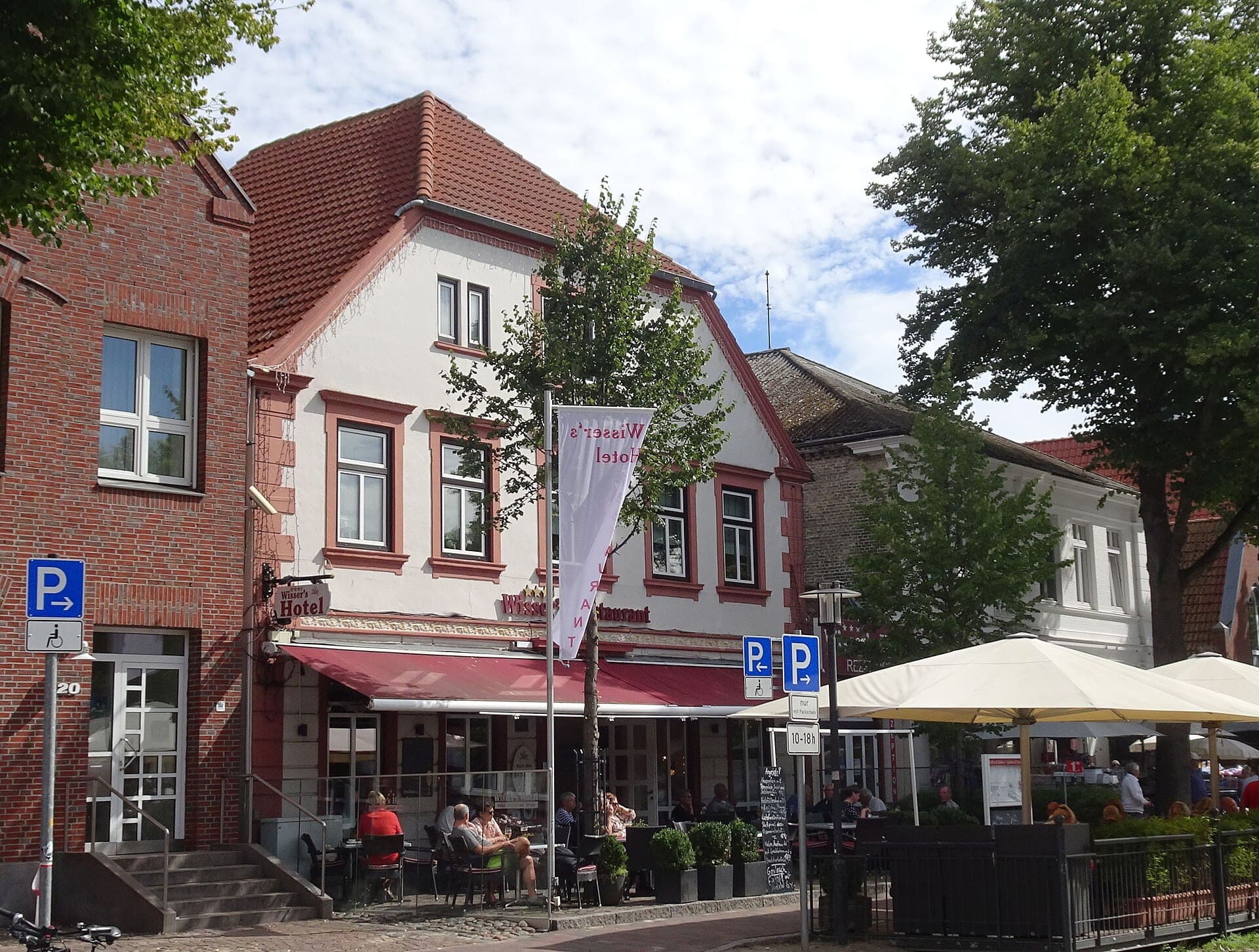 Wissers Hotel (via Wikimedia Commons, CC BY-SA 4.0)