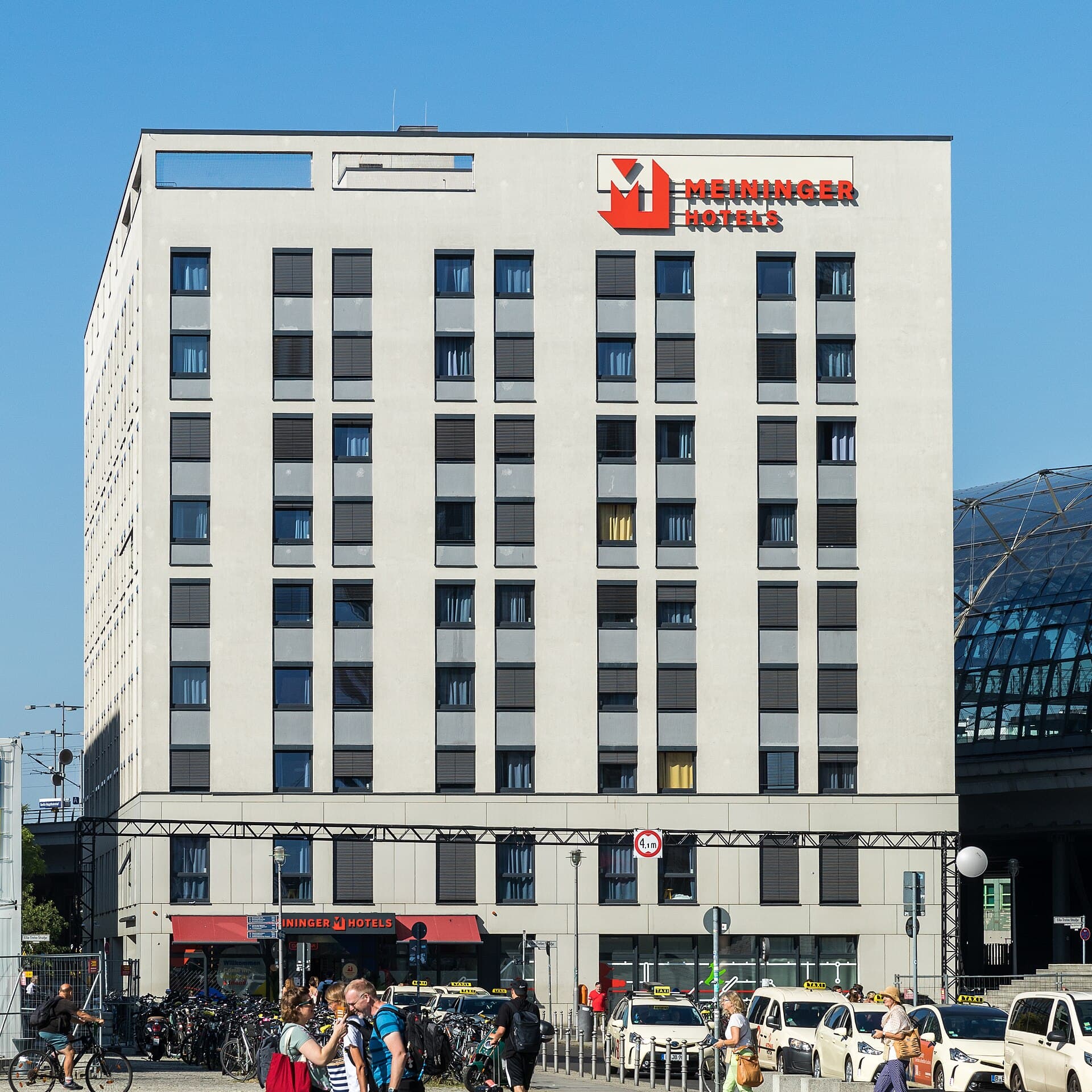 MEININGER Hotel Berlin Central Station (via Wikimedia Commons, CC BY-SA 4.0)