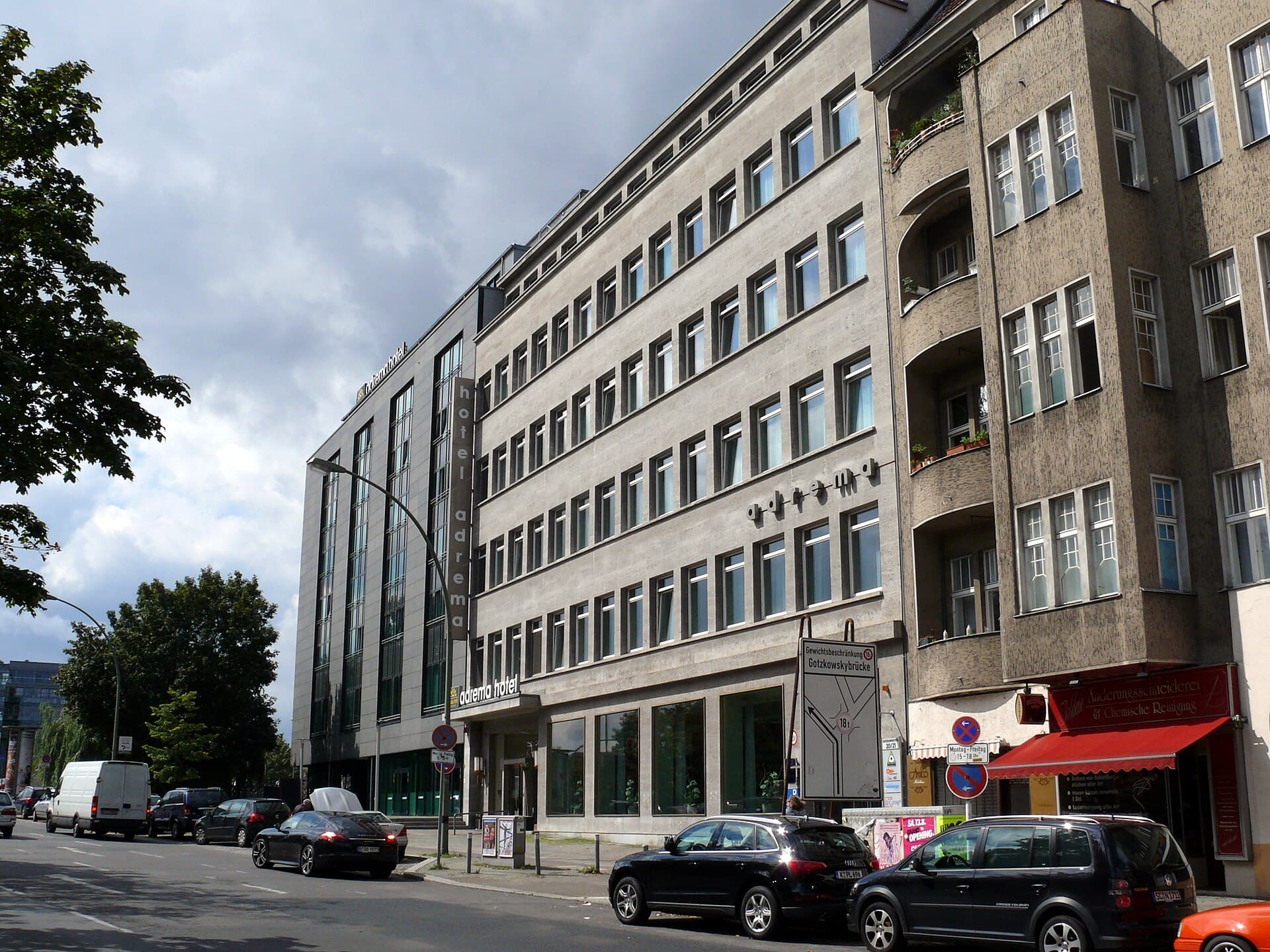 Adrema Hotel (via Wikimedia Commons, CC BY-SA 3.0)
