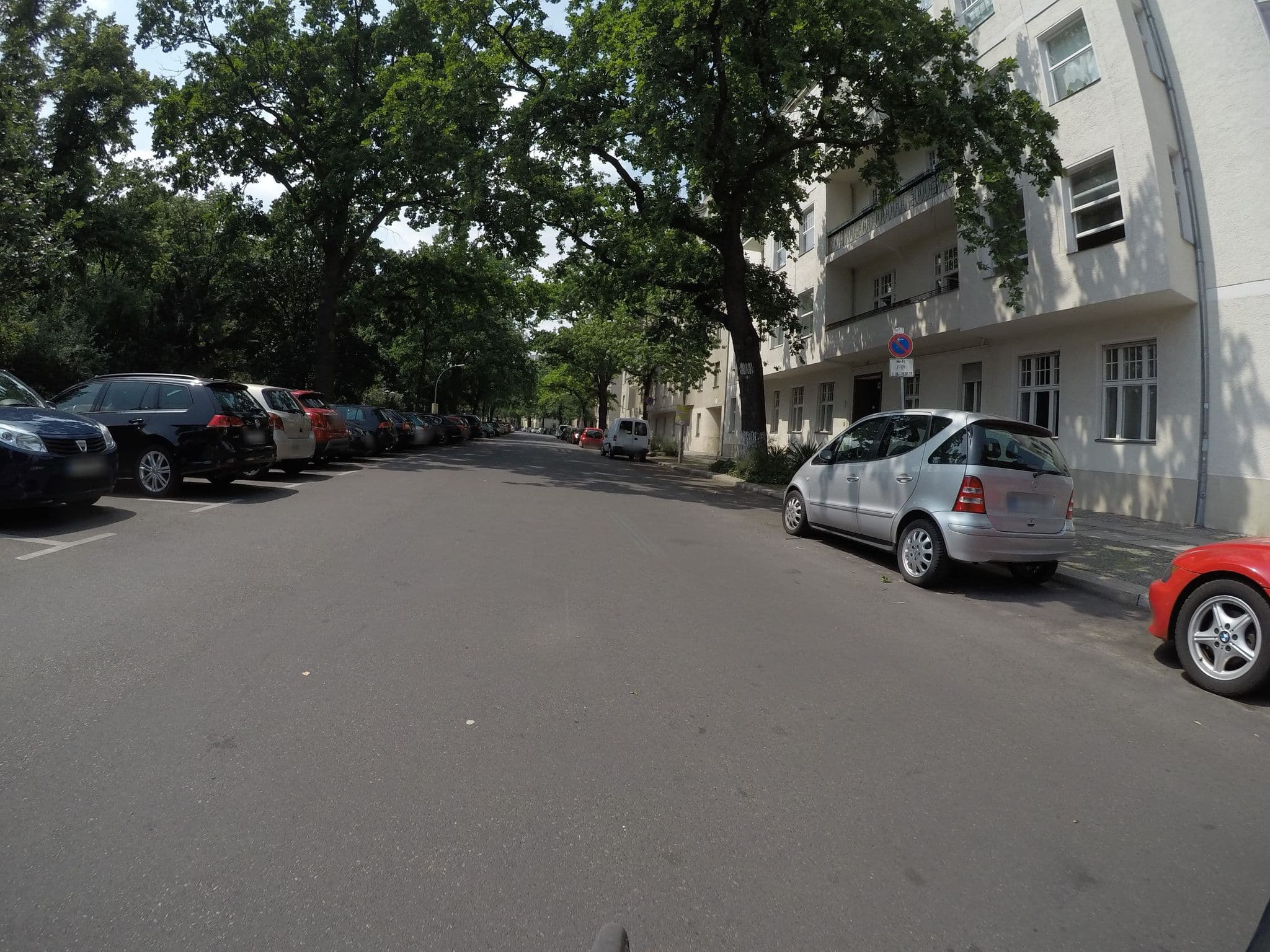 Street view near Pension Am Park, Charlottenburg — © kartonage (CC BY-SA · Mapillary)