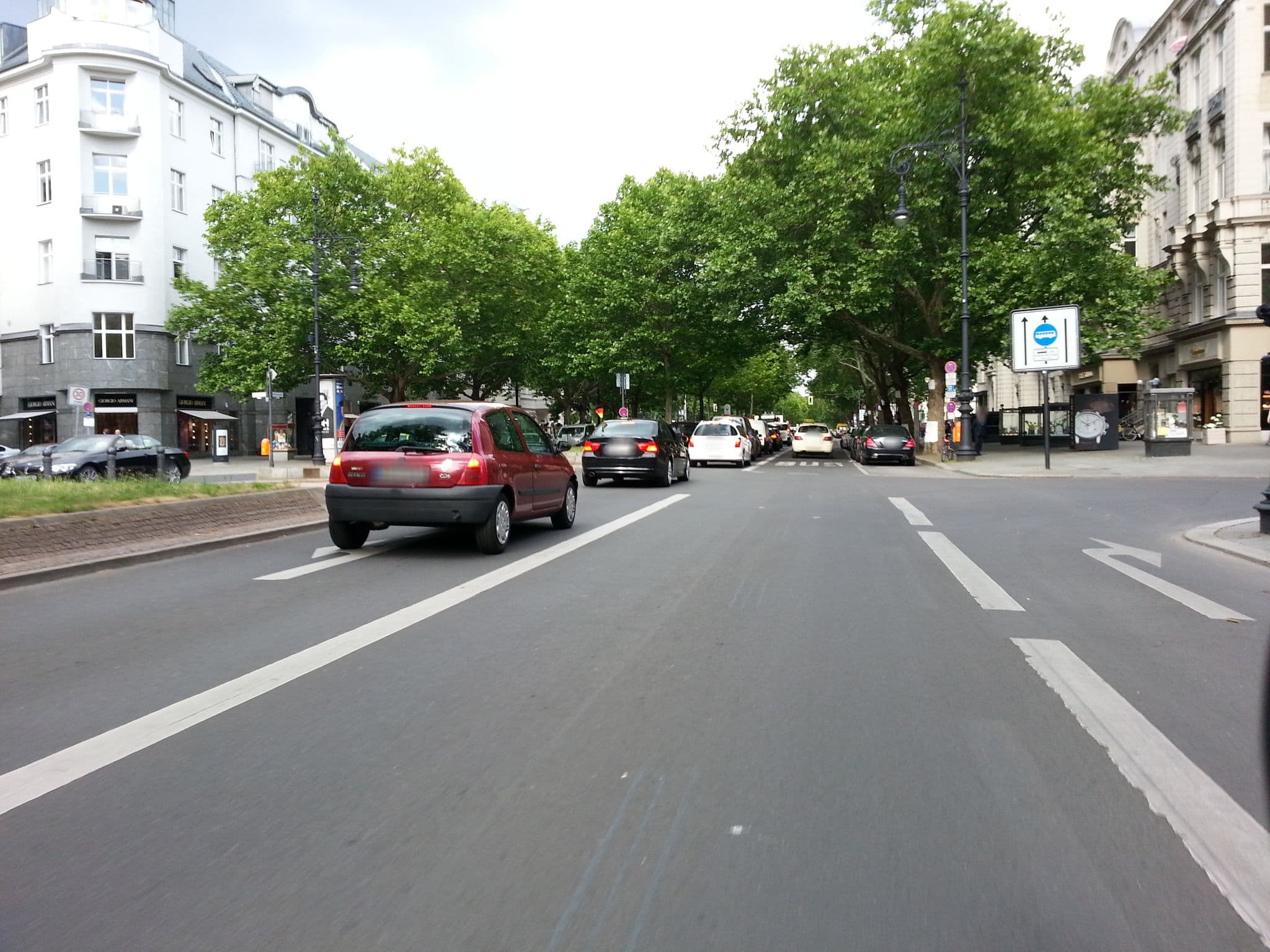 Street view near Hotel Castell am Kurfürstendamm - Berlin, Halensee — © bluescreen (CC BY-SA · Mapillary)