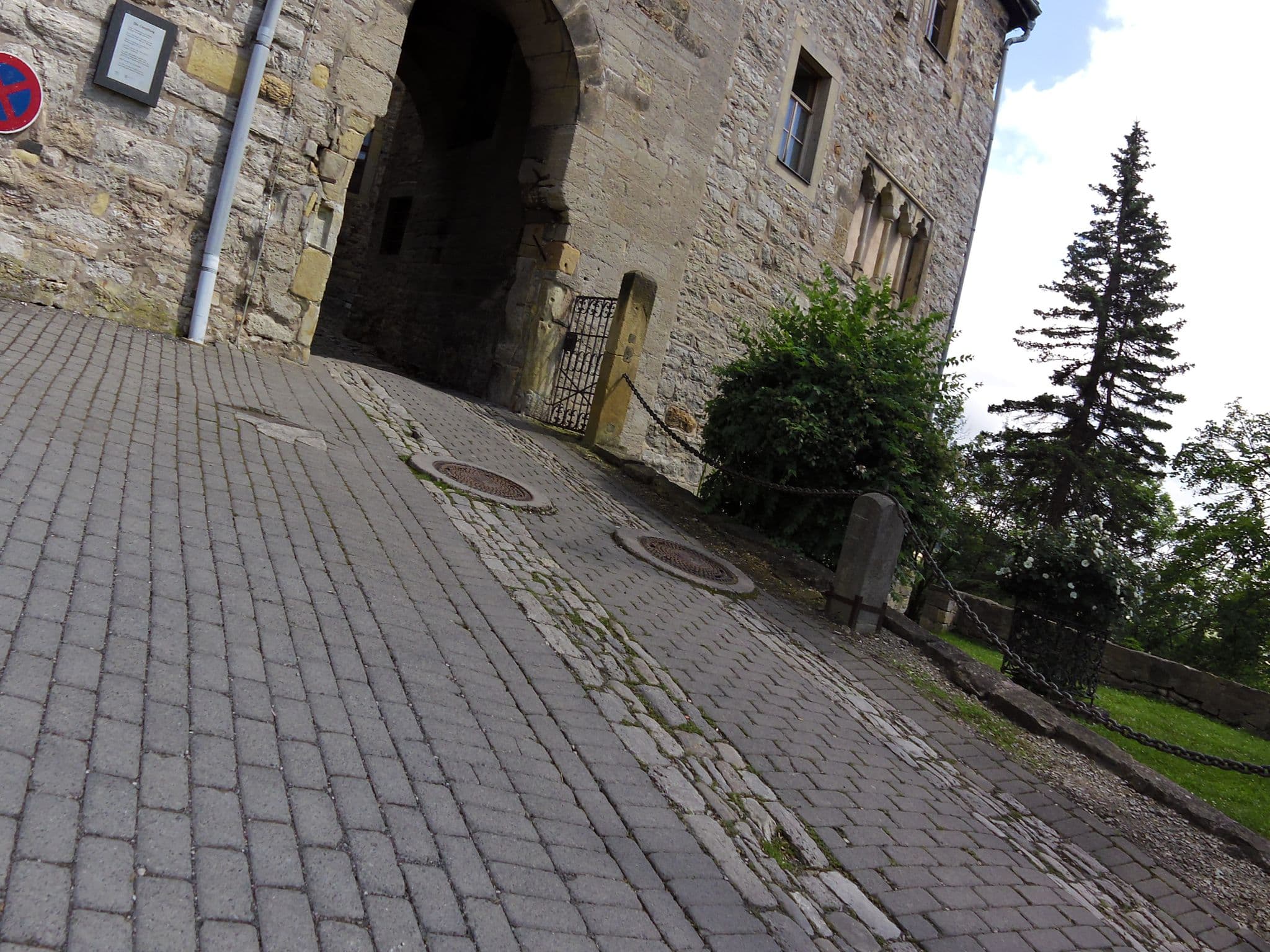 Street view near Hotel & Restaurant Auf der Creuzburg, Creuzburg — © zoegglmeyr (CC BY-SA · Mapillary)