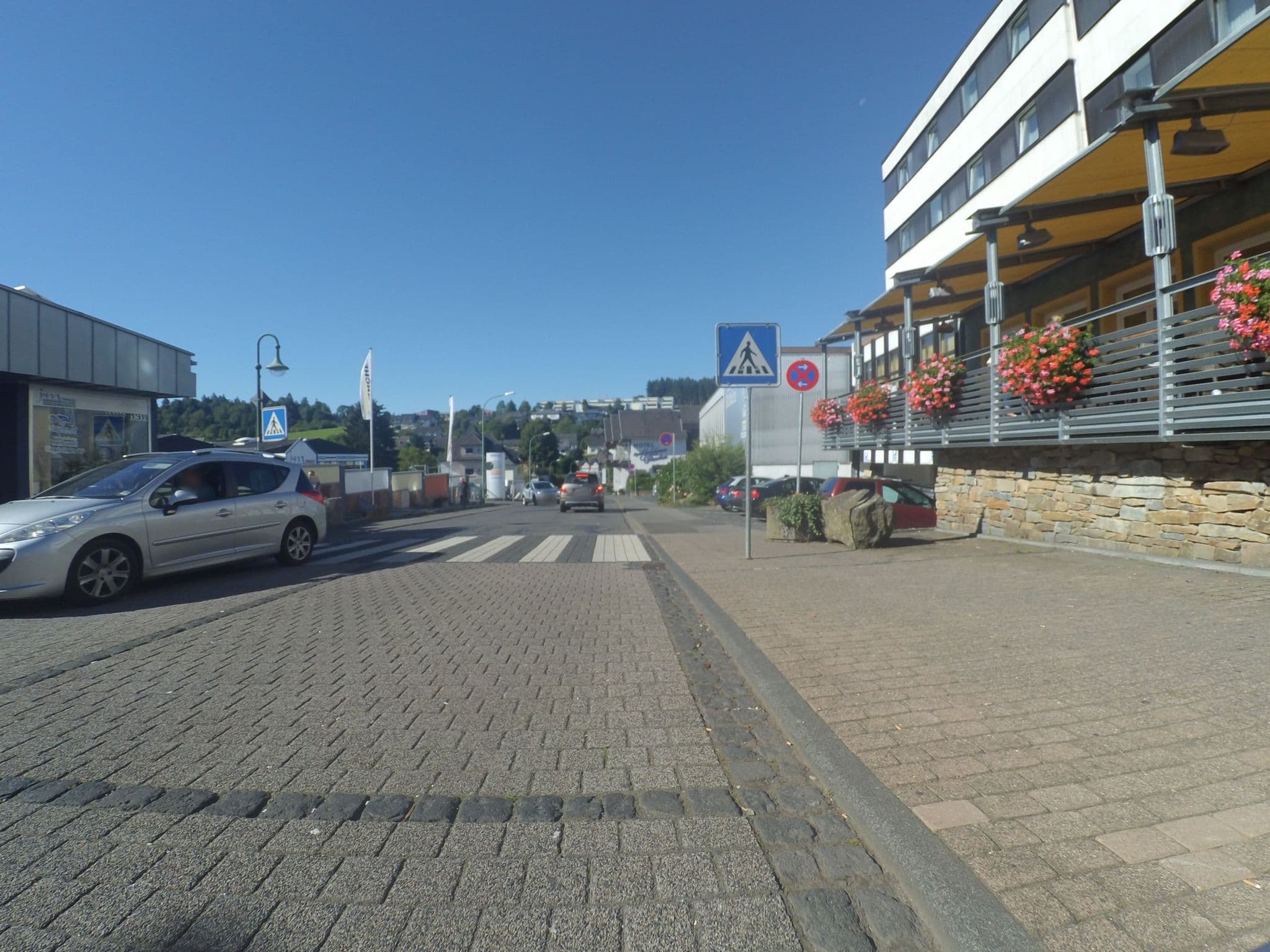 Street view near Hotel Stadt Daun & Restaurant Maar Y Sol, Daun — © peewee32 (CC BY-SA · Mapillary)