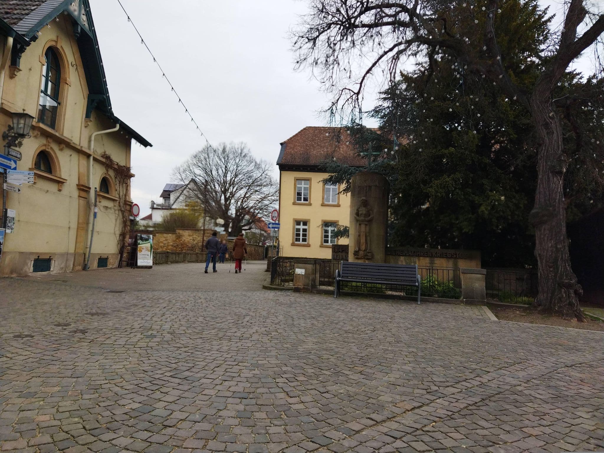 Street view near Gästehaus Hebinger am Schlosspark, Deidesheim — © changchun1 (CC BY-SA · Mapillary)