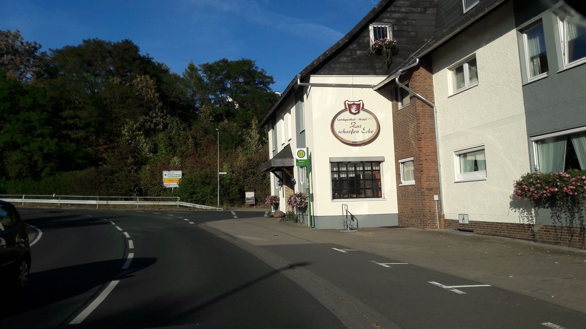 Street view near Landgasthof-Hotel "Zur scharfen Ecke", Hildesheim — © agranizo (CC BY-SA · Mapillary)