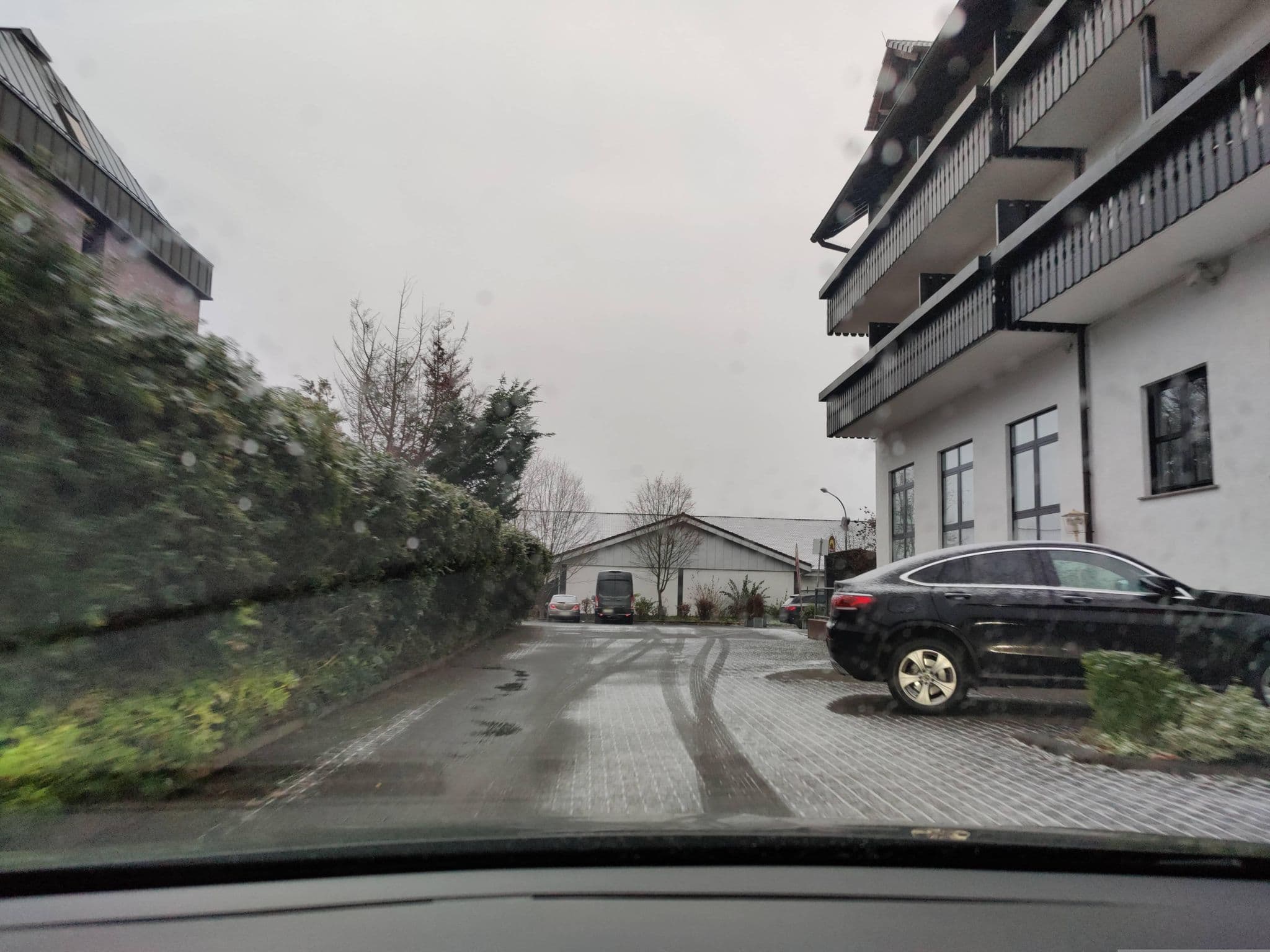 Street view near Sonnenhof Hotel & Restaurant GmbH & CO KG, Dietzenbach — © littlefool (CC BY-SA · Mapillary)