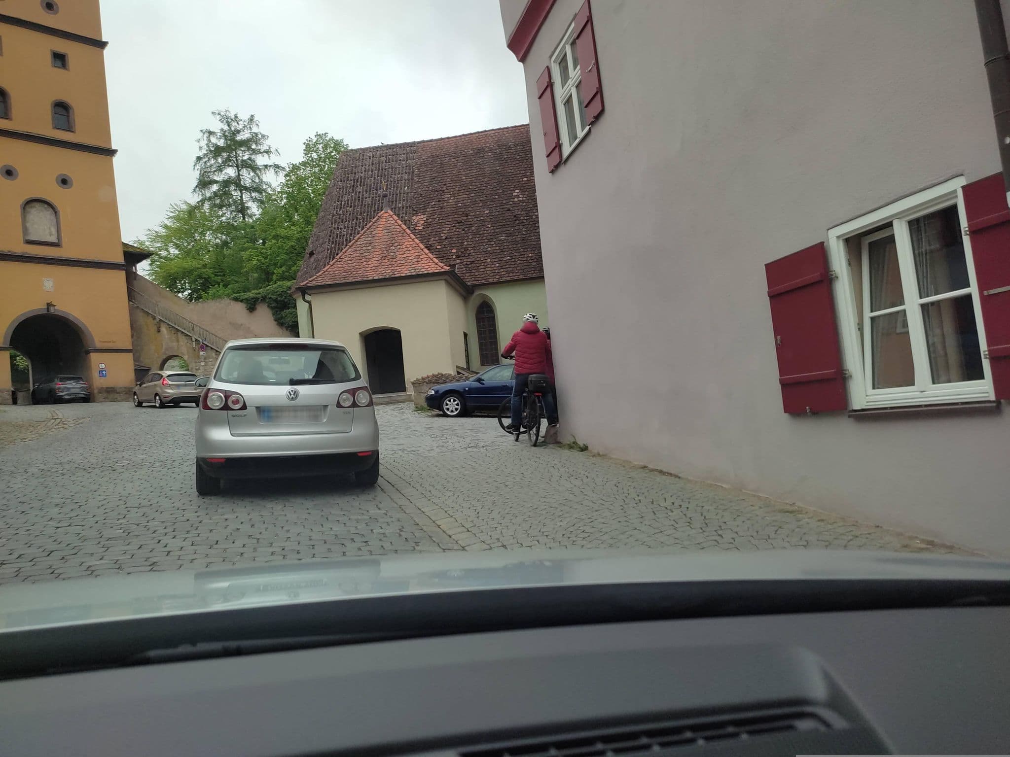 Street view near Dinkelsbühler Kunst-Stuben, Dinkelsbühl — © rausk (CC BY-SA · Mapillary)