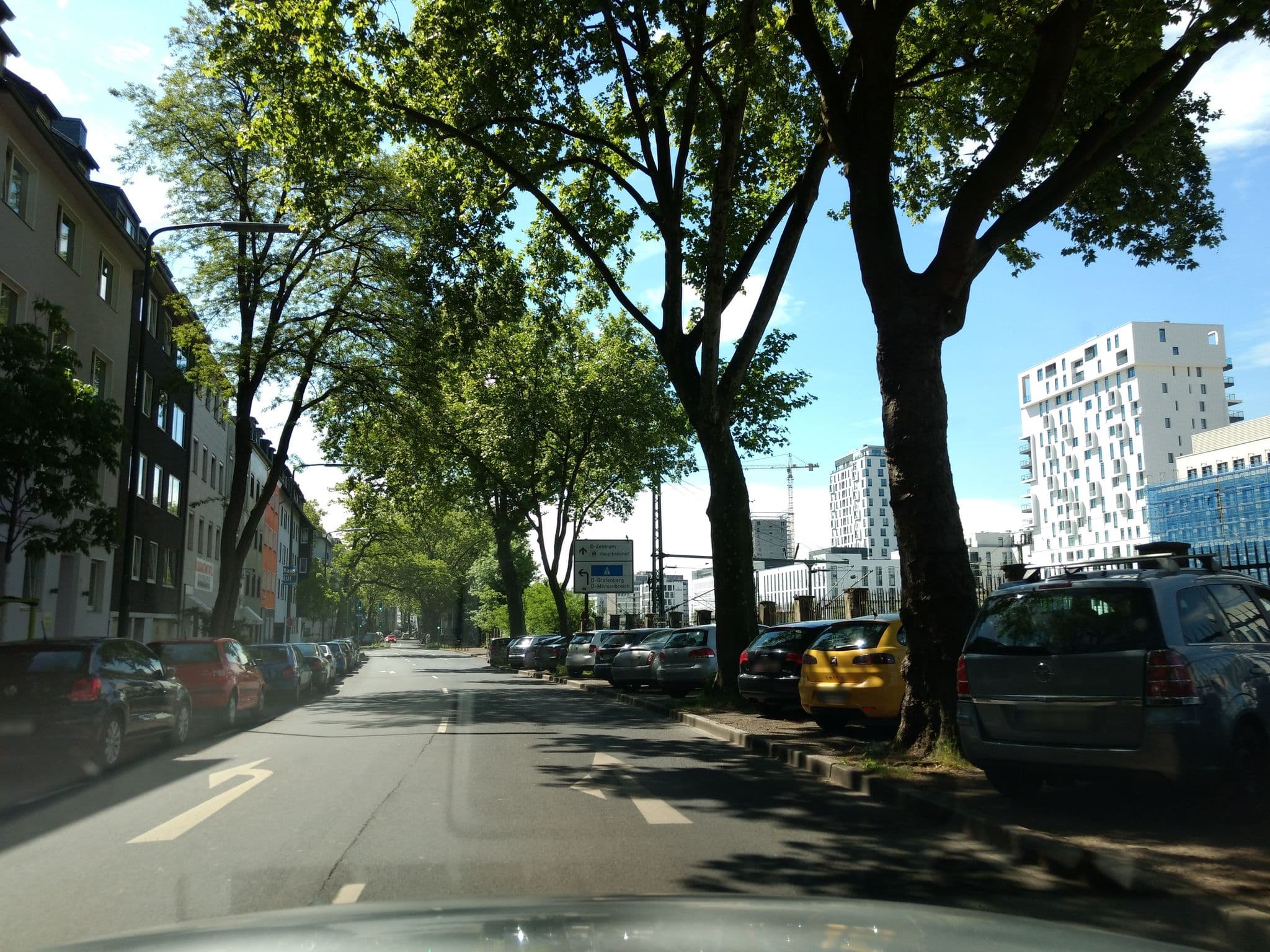 Street view near Berolina Haus, Düsseldorf-Pempelfort — © miler (CC BY-SA · Mapillary)