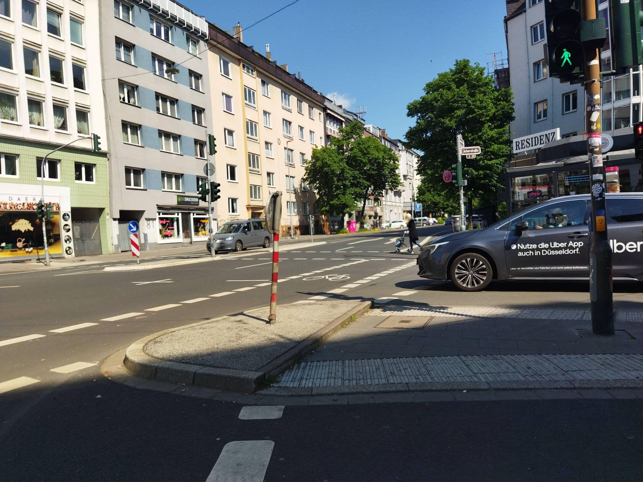 Street view near Hotel Residenz Düsseldorf, Düsseldorf — © changchun1 (CC BY-SA · Mapillary)