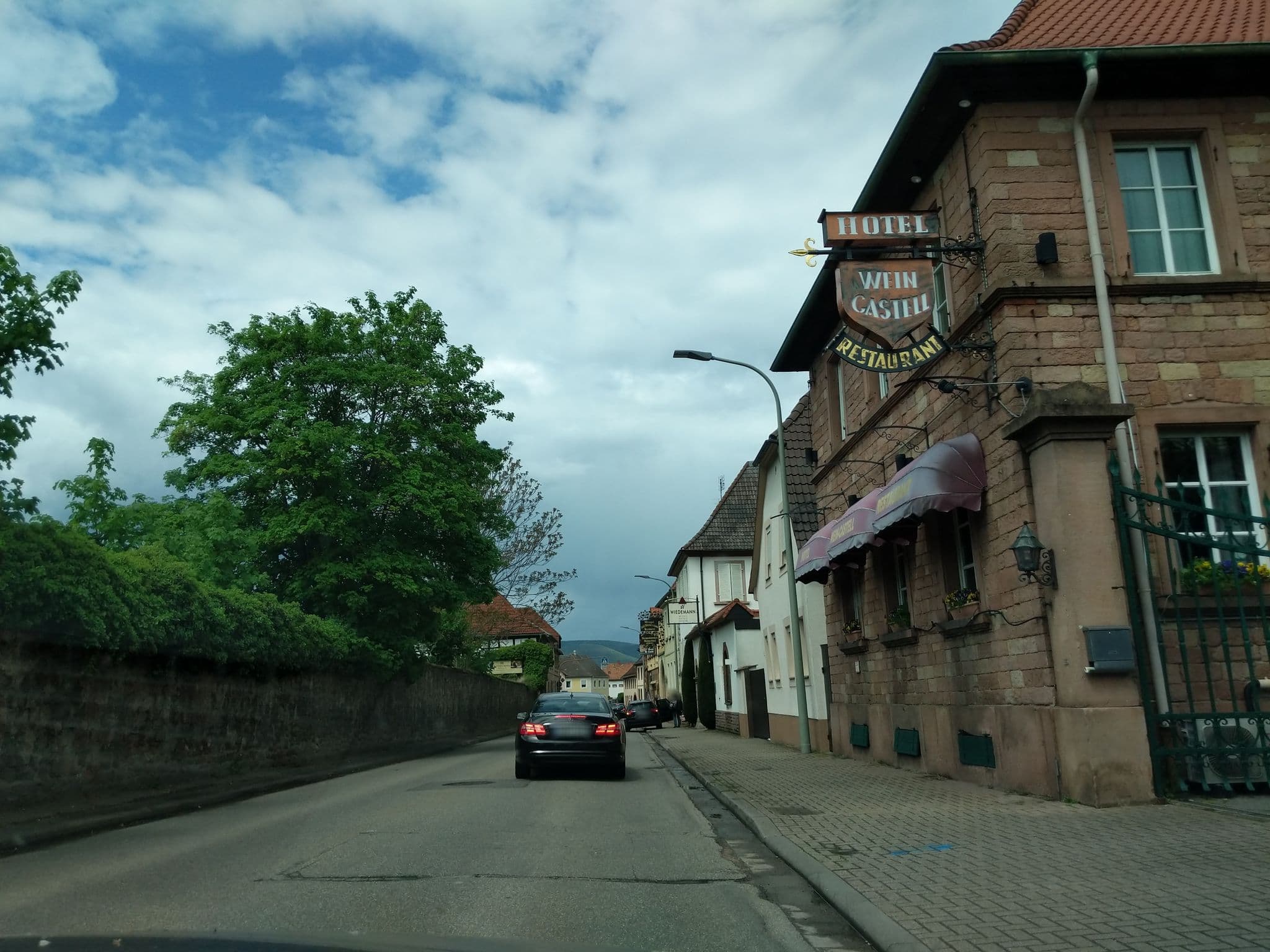 Street view near DIEHLicious Hotel-Restaurant, Edesheim — © atze02 (CC BY-SA · Mapillary)