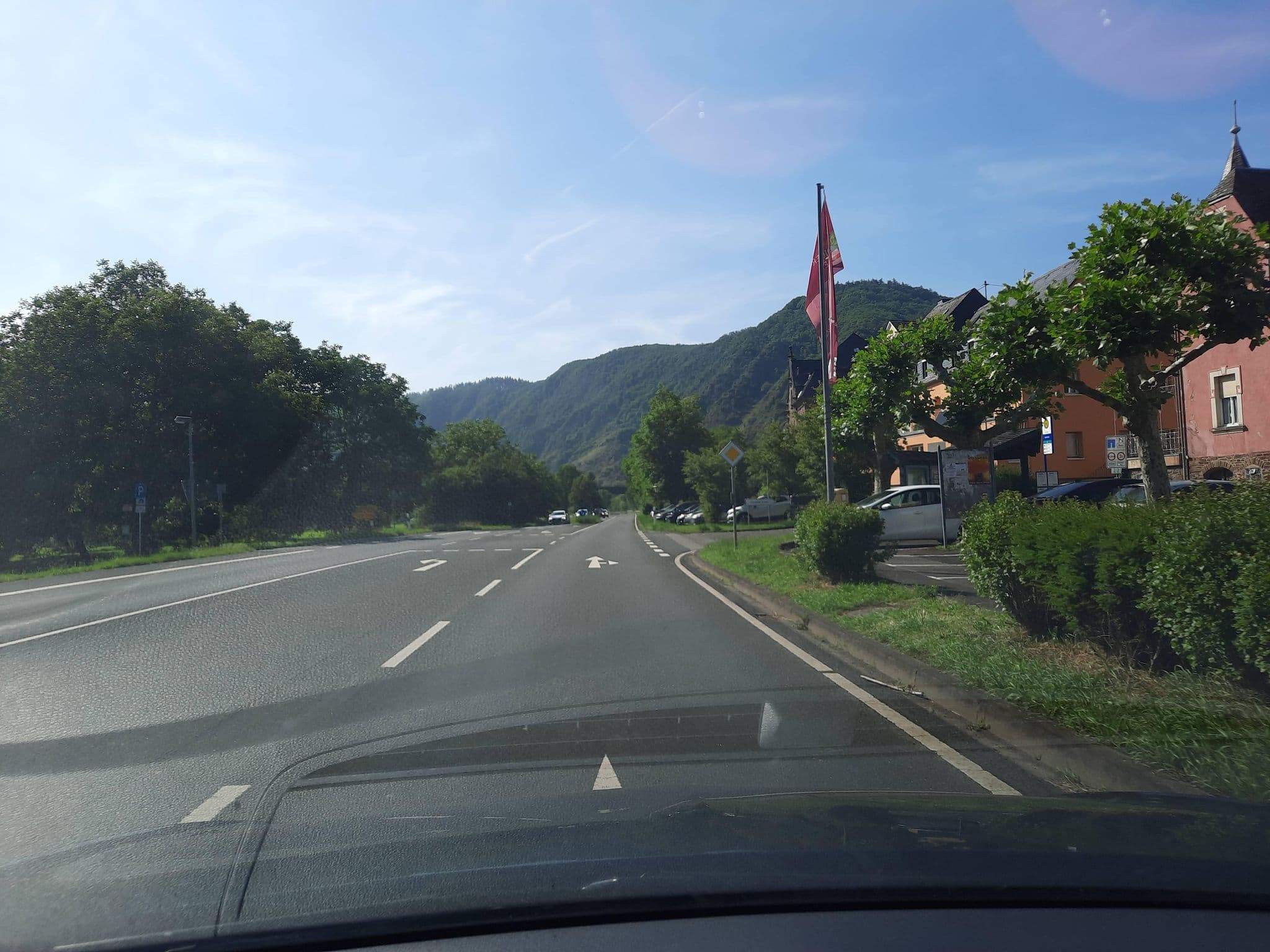 Street view near Mosel-Landhaus Hotel Oster, Ediger-Eller — © Lowiekse (CC BY-SA · Mapillary)