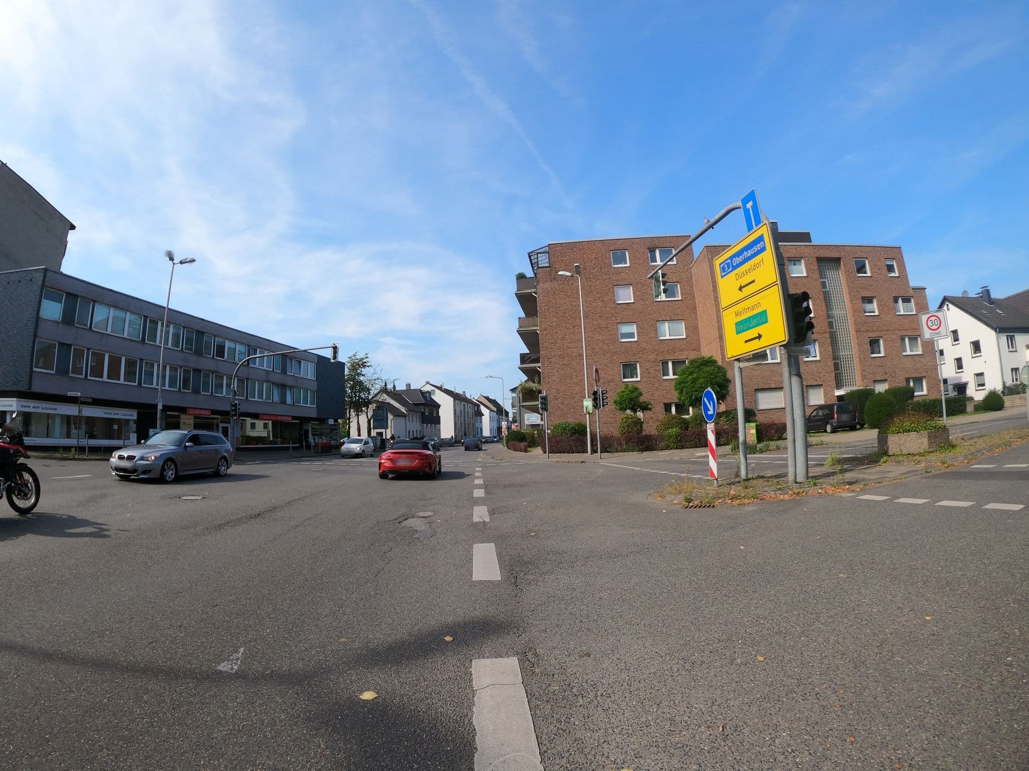 Street view near Restaurant Bar Hotel Bach’s Erkrath, Erkrath — © phitec (CC BY-SA · Mapillary)
