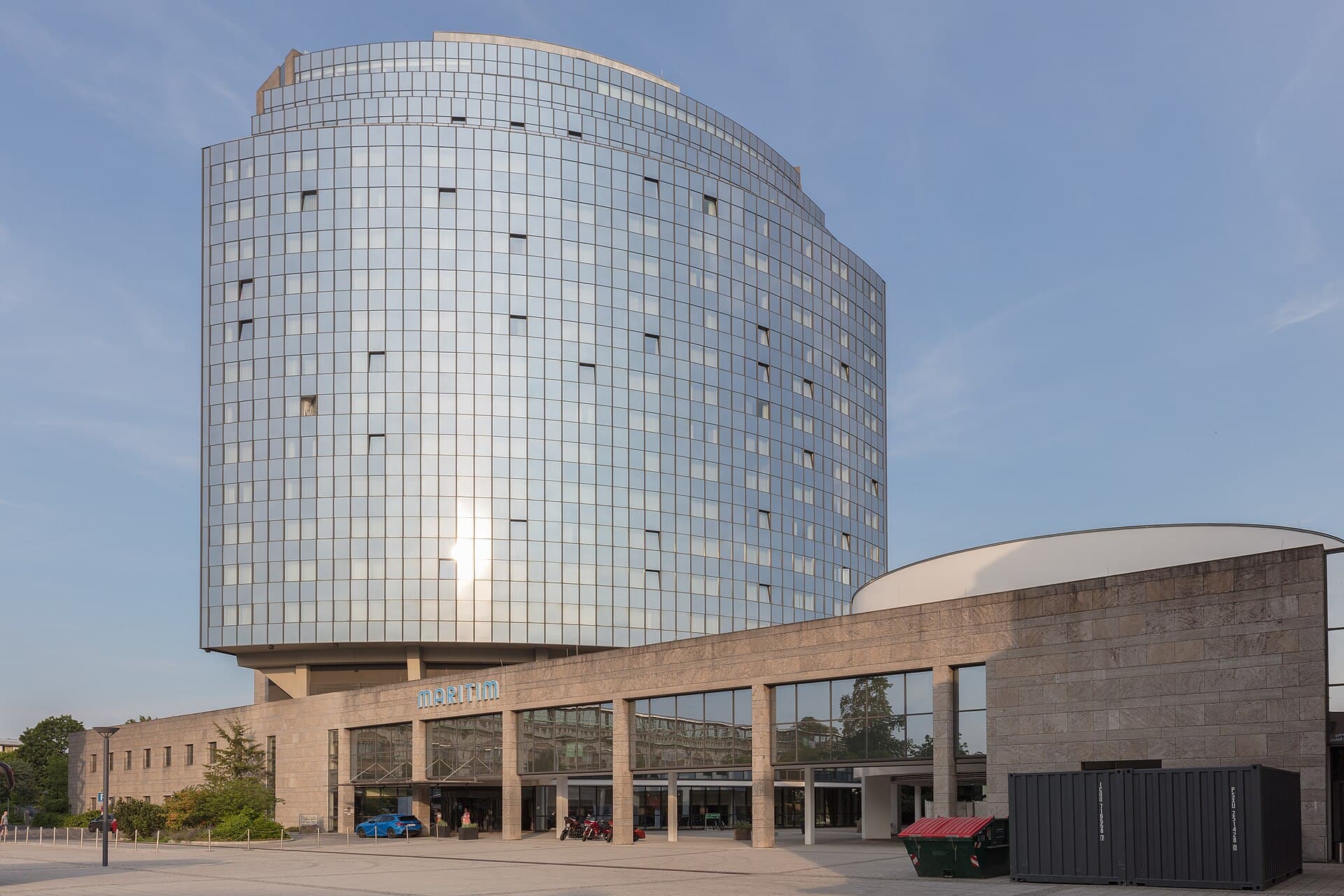 Maritim Hotel Ulm (via Wikimedia Commons, CC BY-SA 4.0)