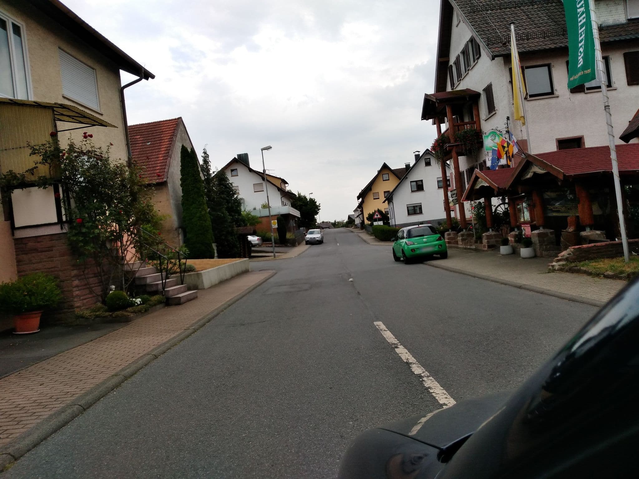 Street view near Zur alten Scheune - Landhotel Engel - Tanzlokal Ponderosa, Fahrenbach — © schwing (CC BY-SA · Mapillary)
