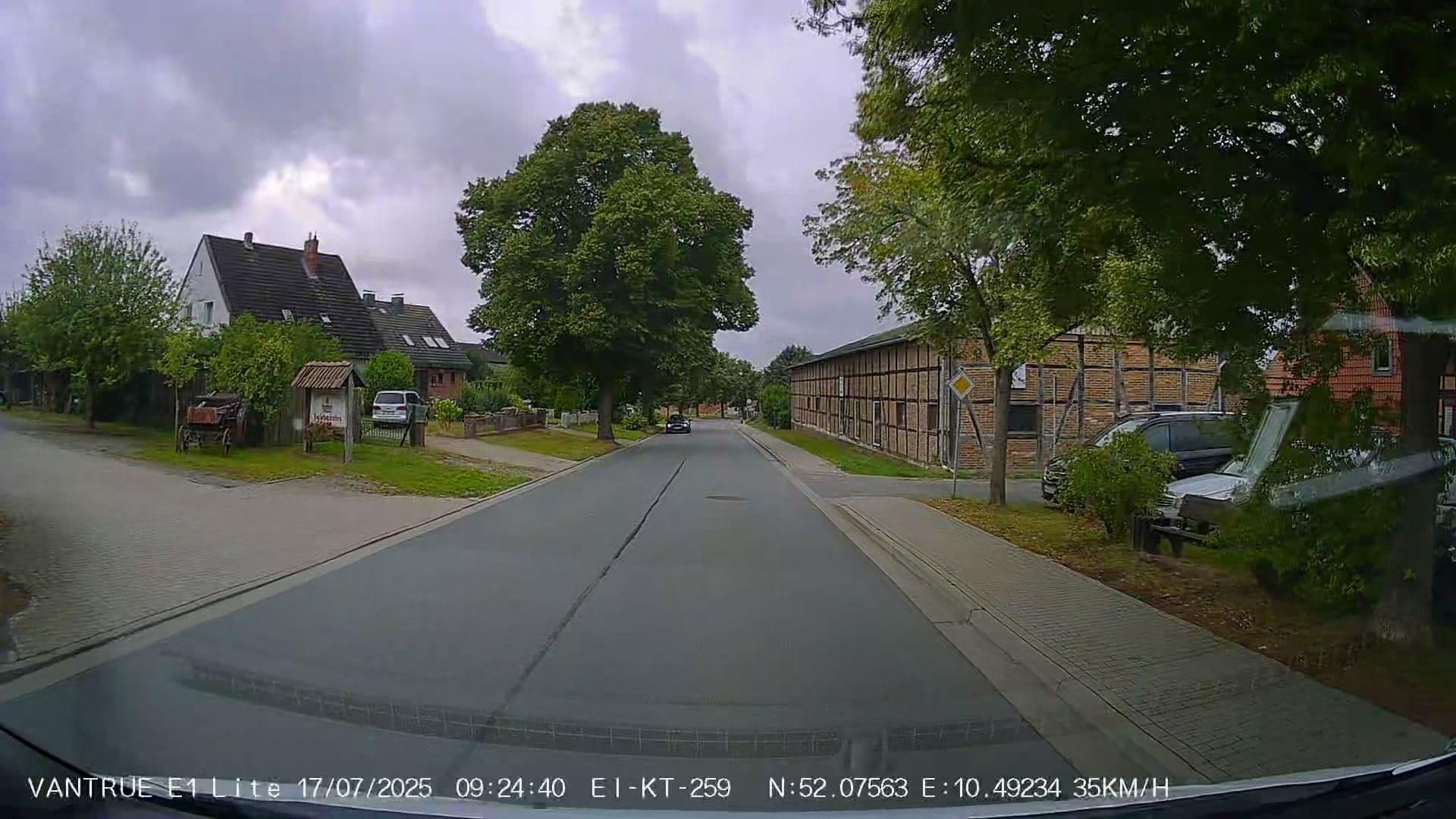Street view near Hotel-Restaurant Kutscherstuben, Flöthe — © Hightower- (CC BY-SA · Mapillary)