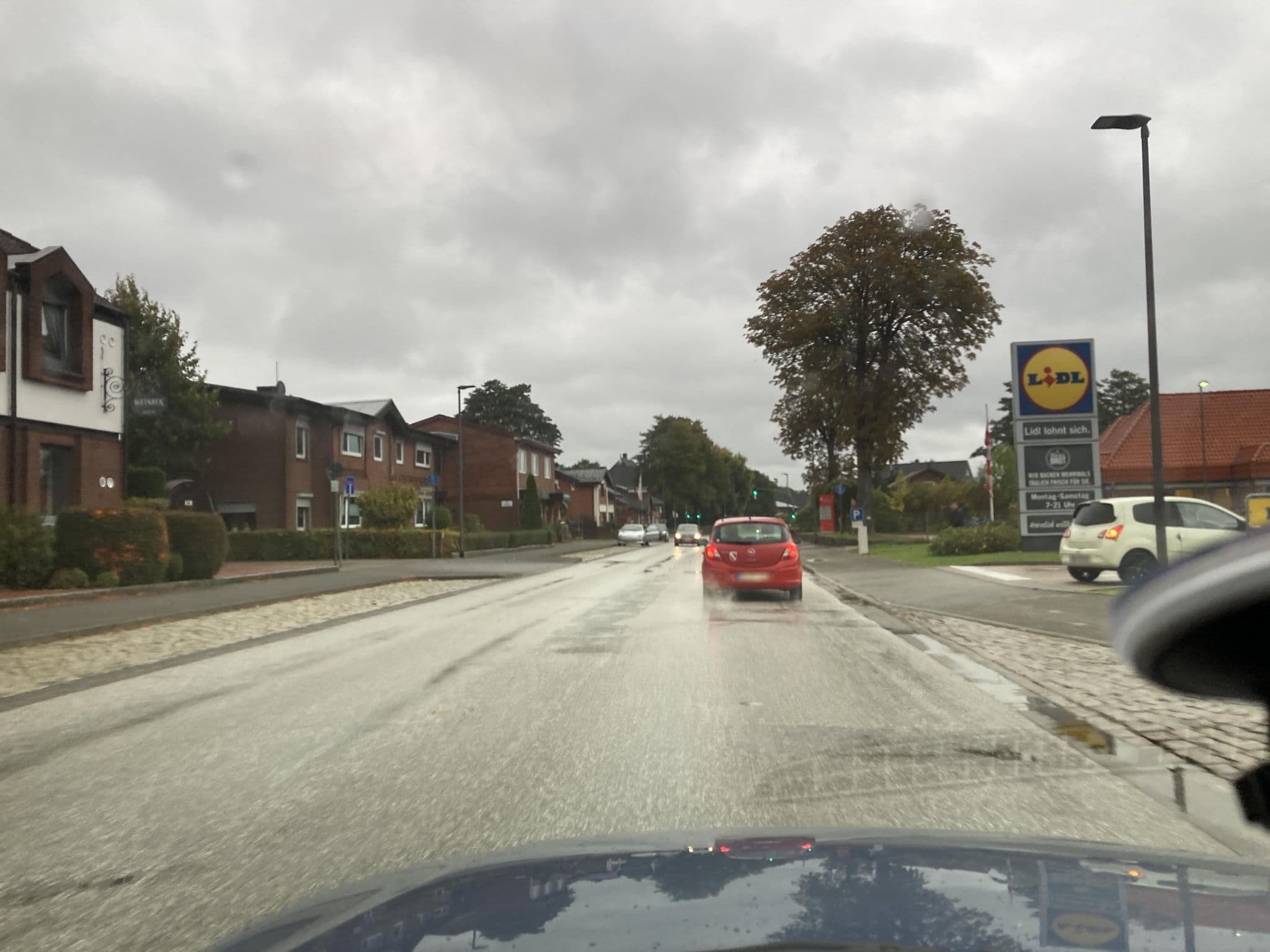 Street view near Weinhandel, Hotel und Restaurant Weinbek, Fockbek — © robffm (CC BY-SA · Mapillary)