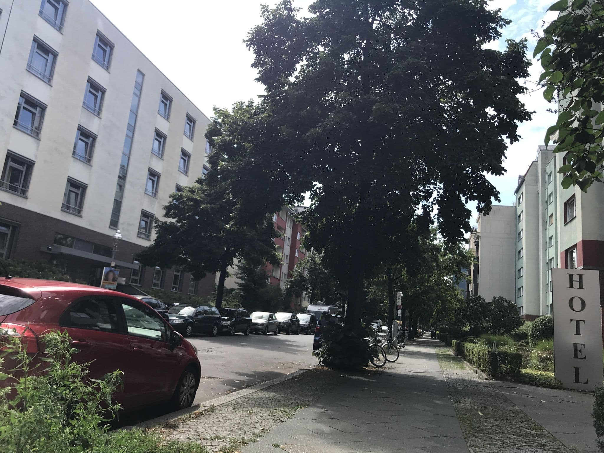 Street view near Hotel Carolinenhof GmbH, Wilmersdorf — © miguel_andrade (CC BY-SA · Mapillary)