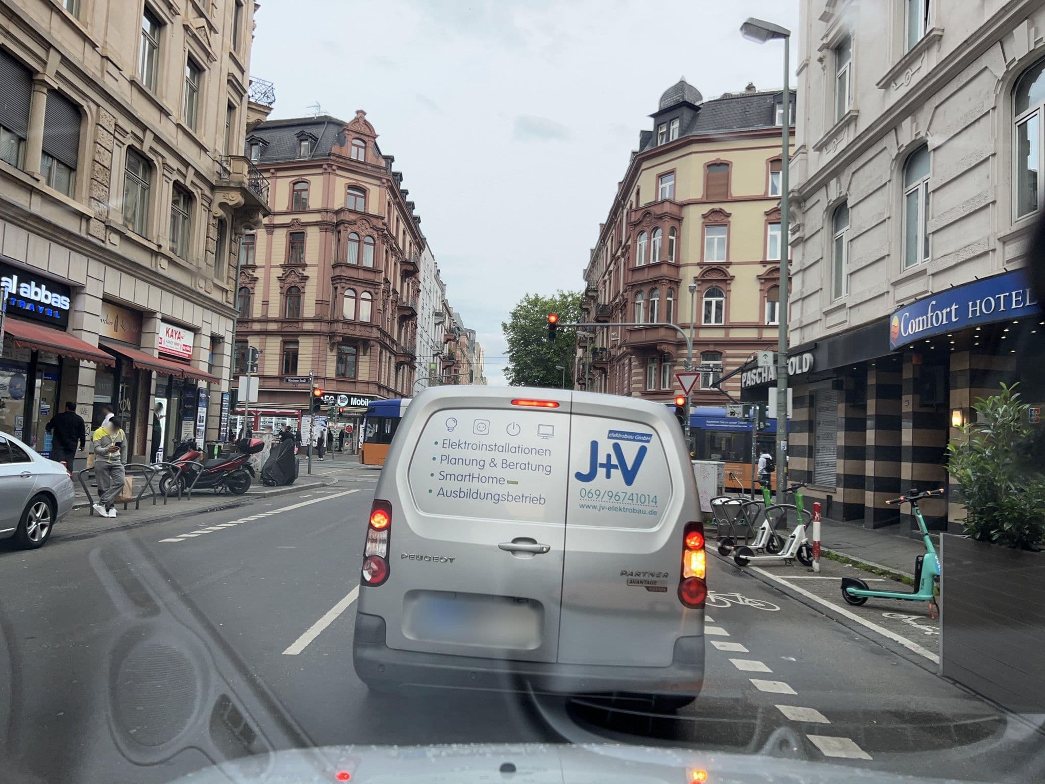 Street view near Hotel Apollo in Frankfurt, Frankfurt am Main — © robffm (CC BY-SA · Mapillary)