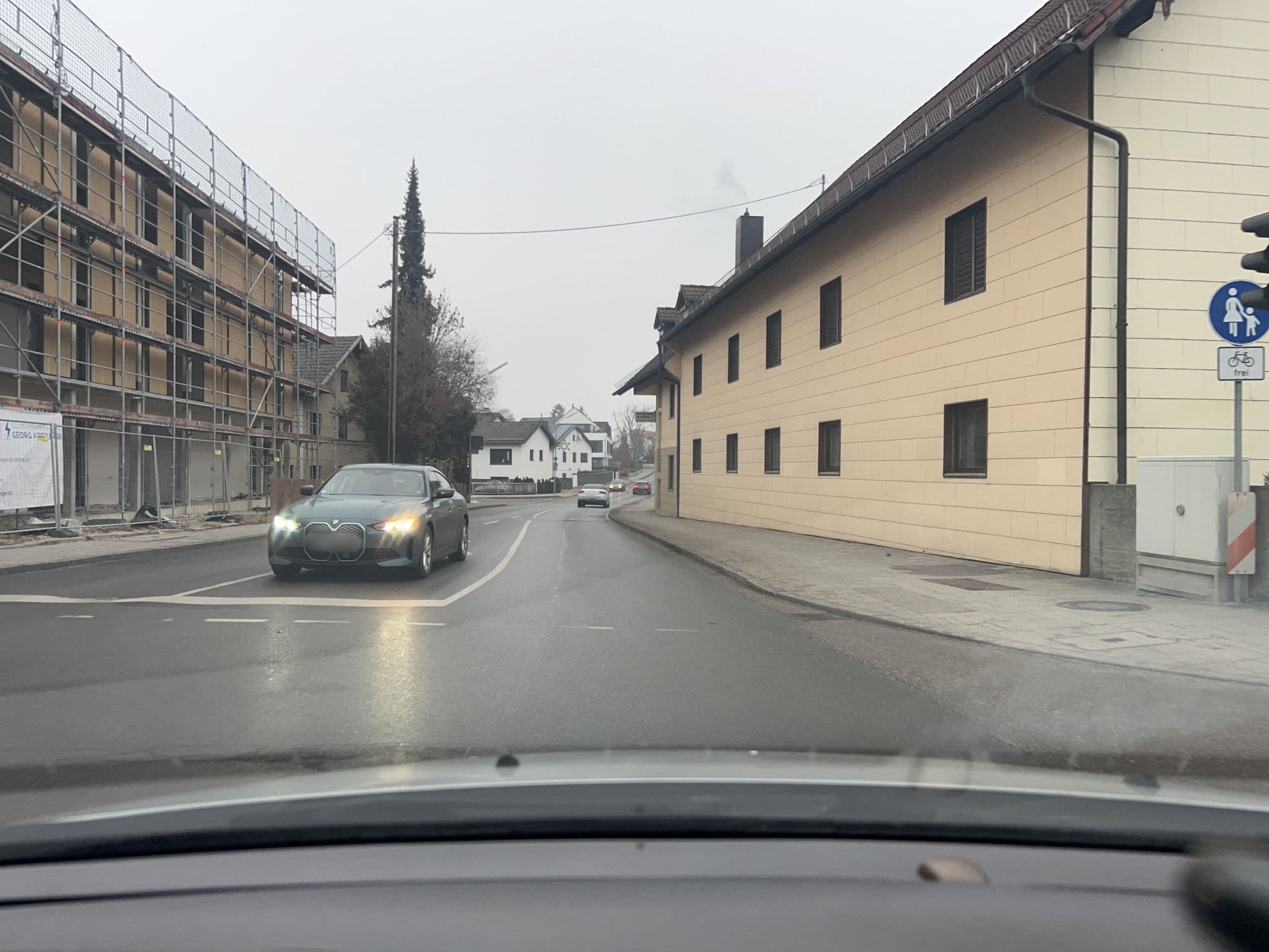 Street view near Gasthof Neuwirt Ismaning, Ismaning — © chicc0 (CC BY-SA · Mapillary)