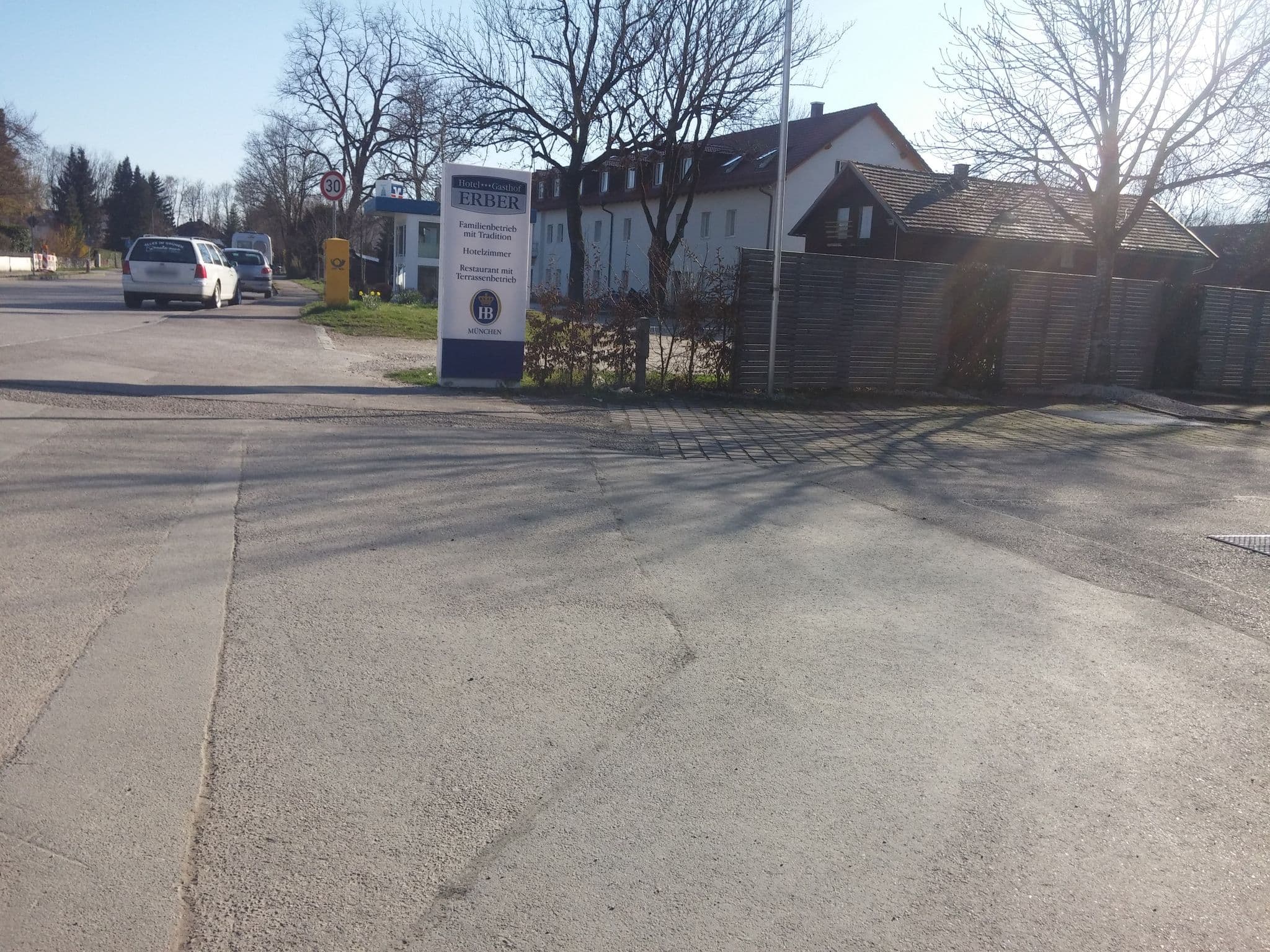 Street view near Hotel Erber, Ismaning — © umap (CC BY-SA · Mapillary)
