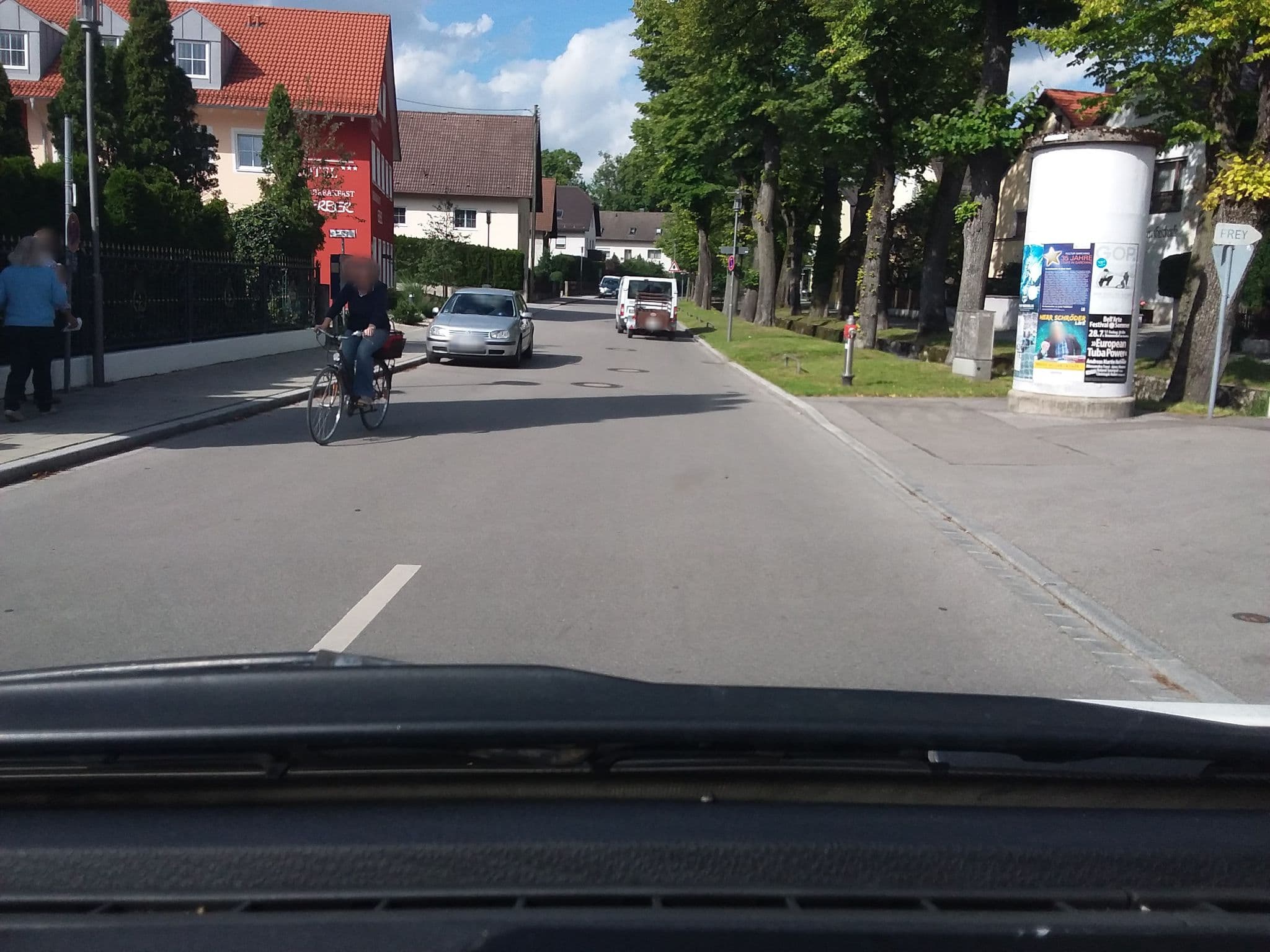 Street view near BED&BREAKFAST HOTEL ERBER, Ismaning — © uevchen64 (CC BY-SA · Mapillary)