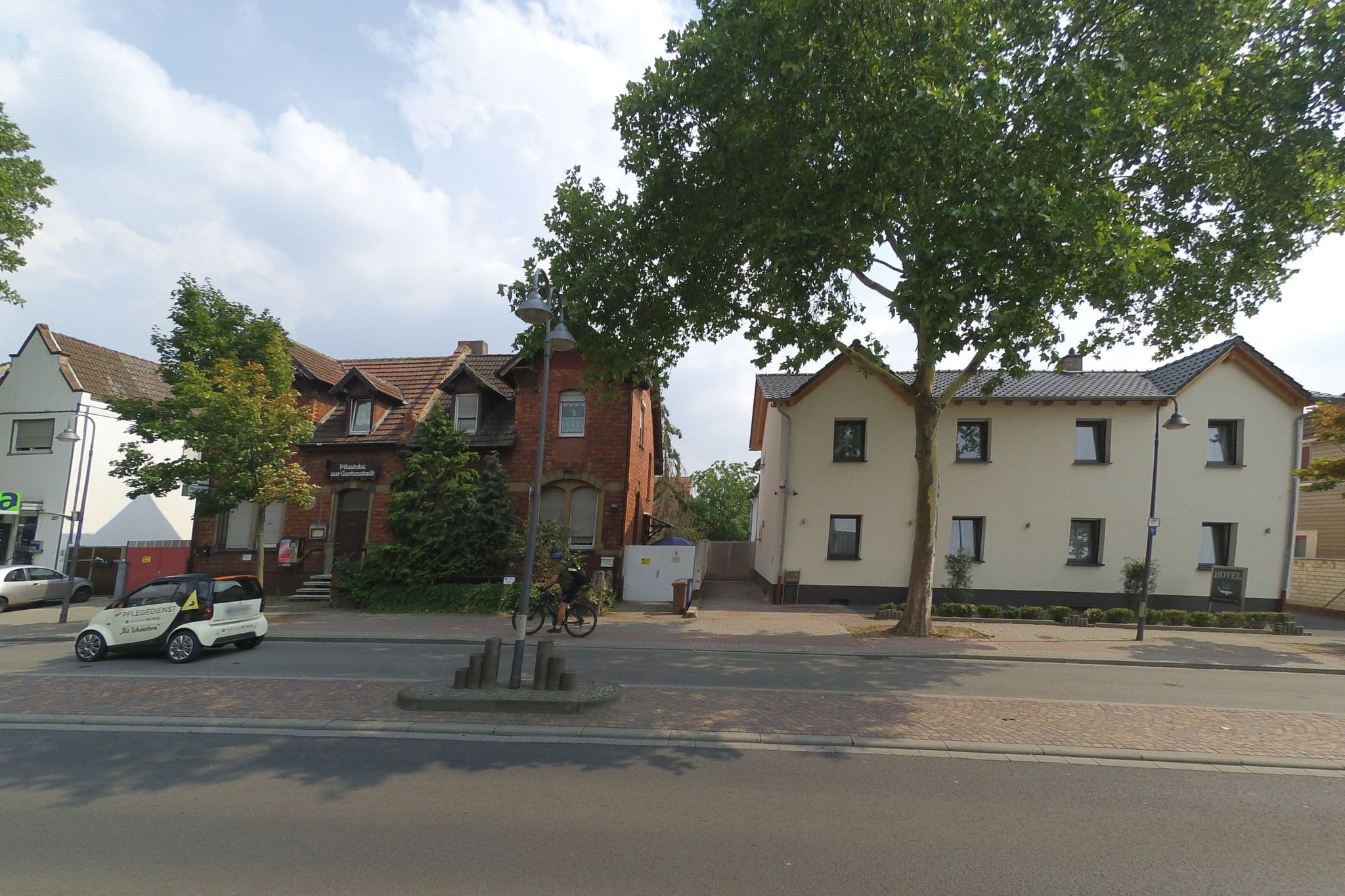 Street view near Hotel Yel, Gartenstadt — © wegavision (CC BY-SA · Mapillary)
