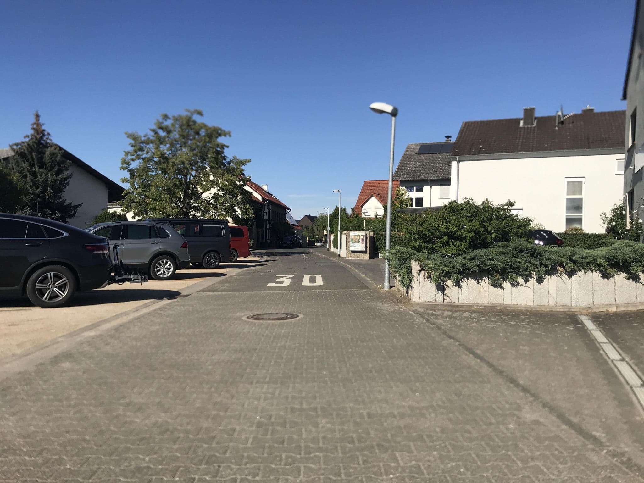 Street view near Fetzers Landhotel, Gau-Algesheim — © miguel_andrade (CC BY-SA · Mapillary)