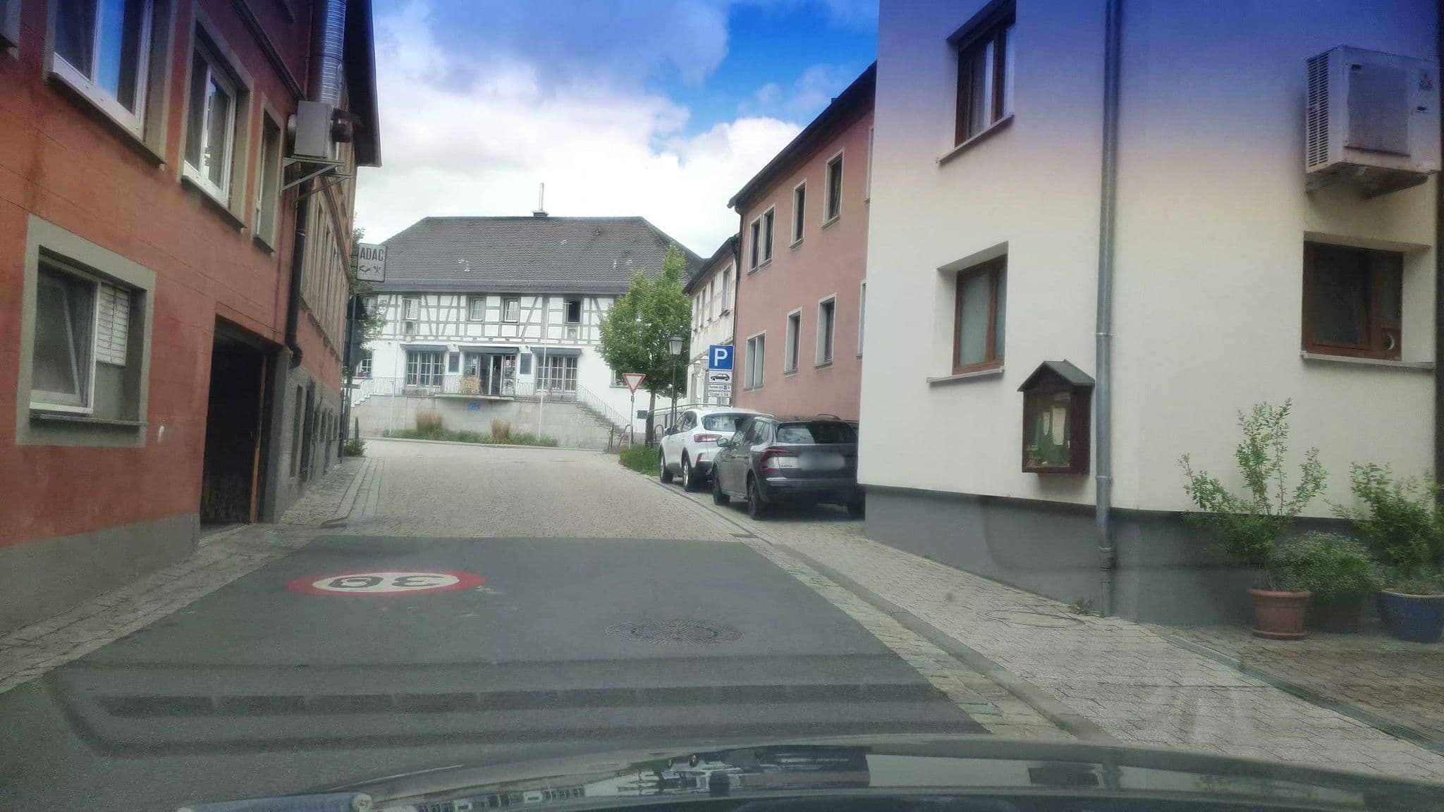 Street view near Hotel & Gästehaus Krone, Geiselwind — © r66 (CC BY-SA · Mapillary)