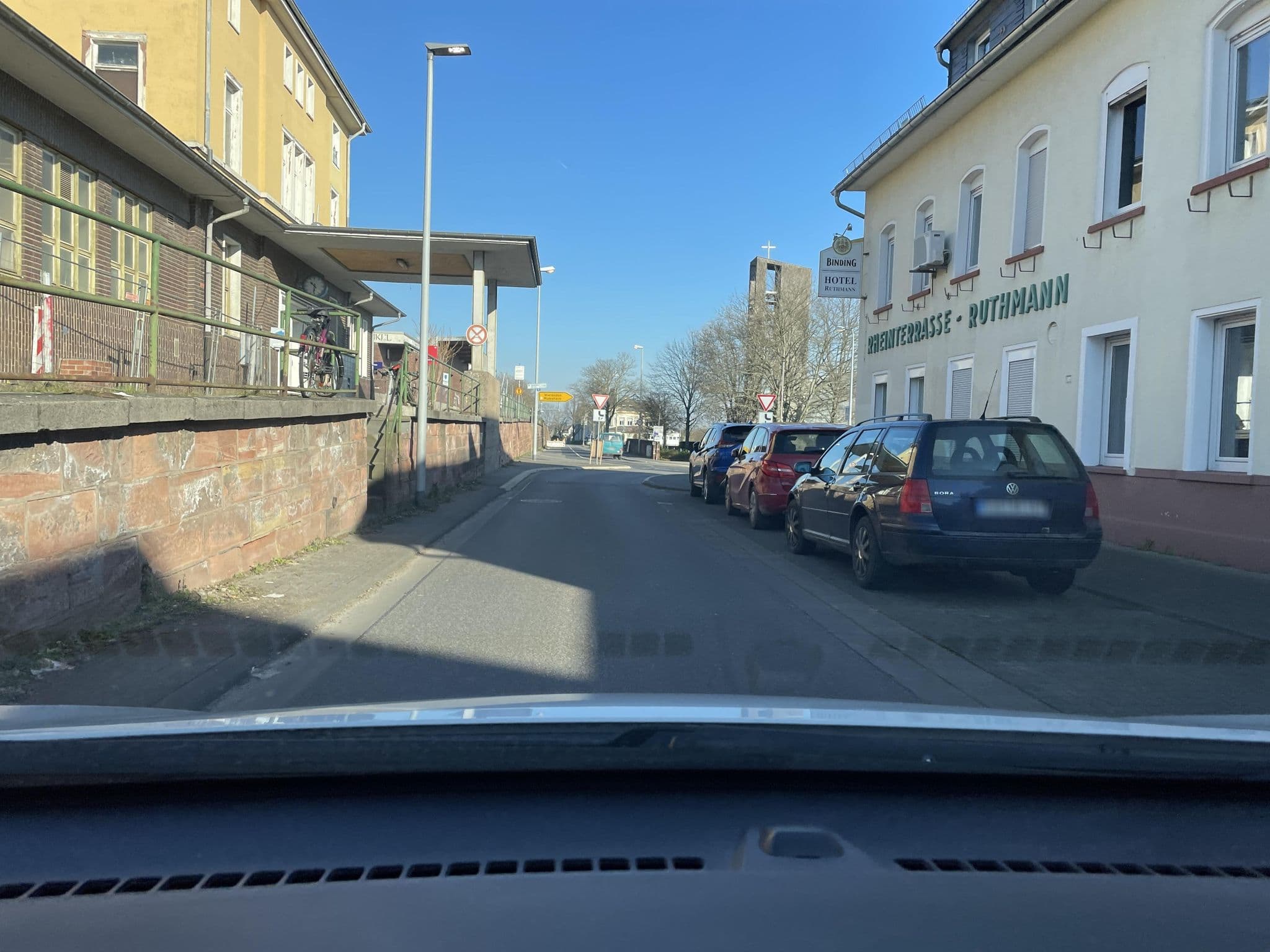 Street view near Hotel Rheinterrasse Ruthmann e. K. W. Vahle, Geisenheim — © user4245 (CC BY-SA · Mapillary)