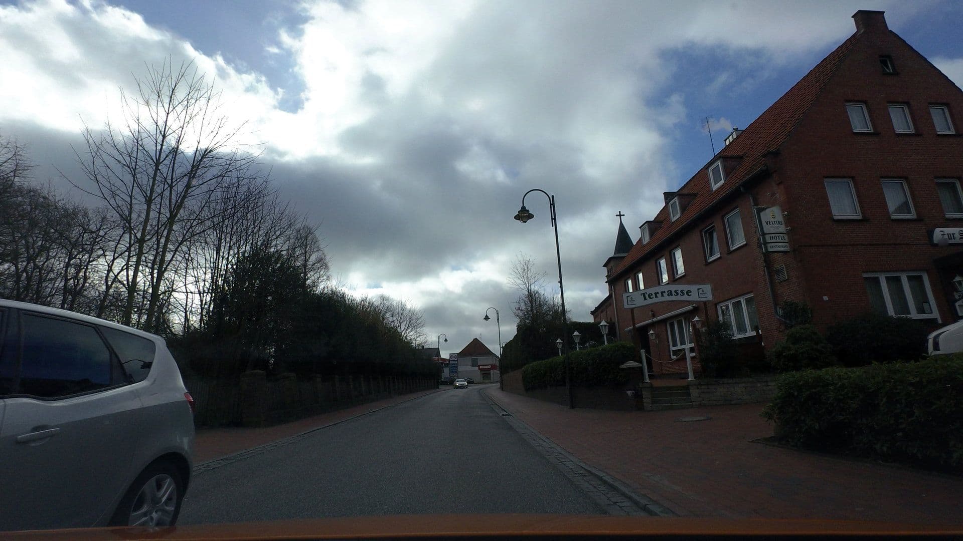 Street view near Hotel und Restaurant Zur Schmiede, Goldenstedt — © moenk (CC BY-SA · Mapillary)