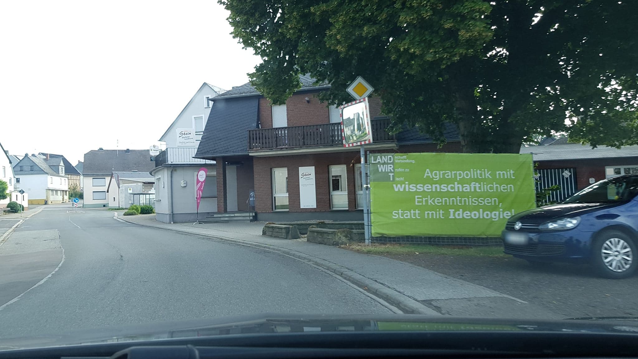 Street view near Landgasthaus Hotel Zur Post, Gondershausen — © Lowiekse (CC BY-SA · Mapillary)