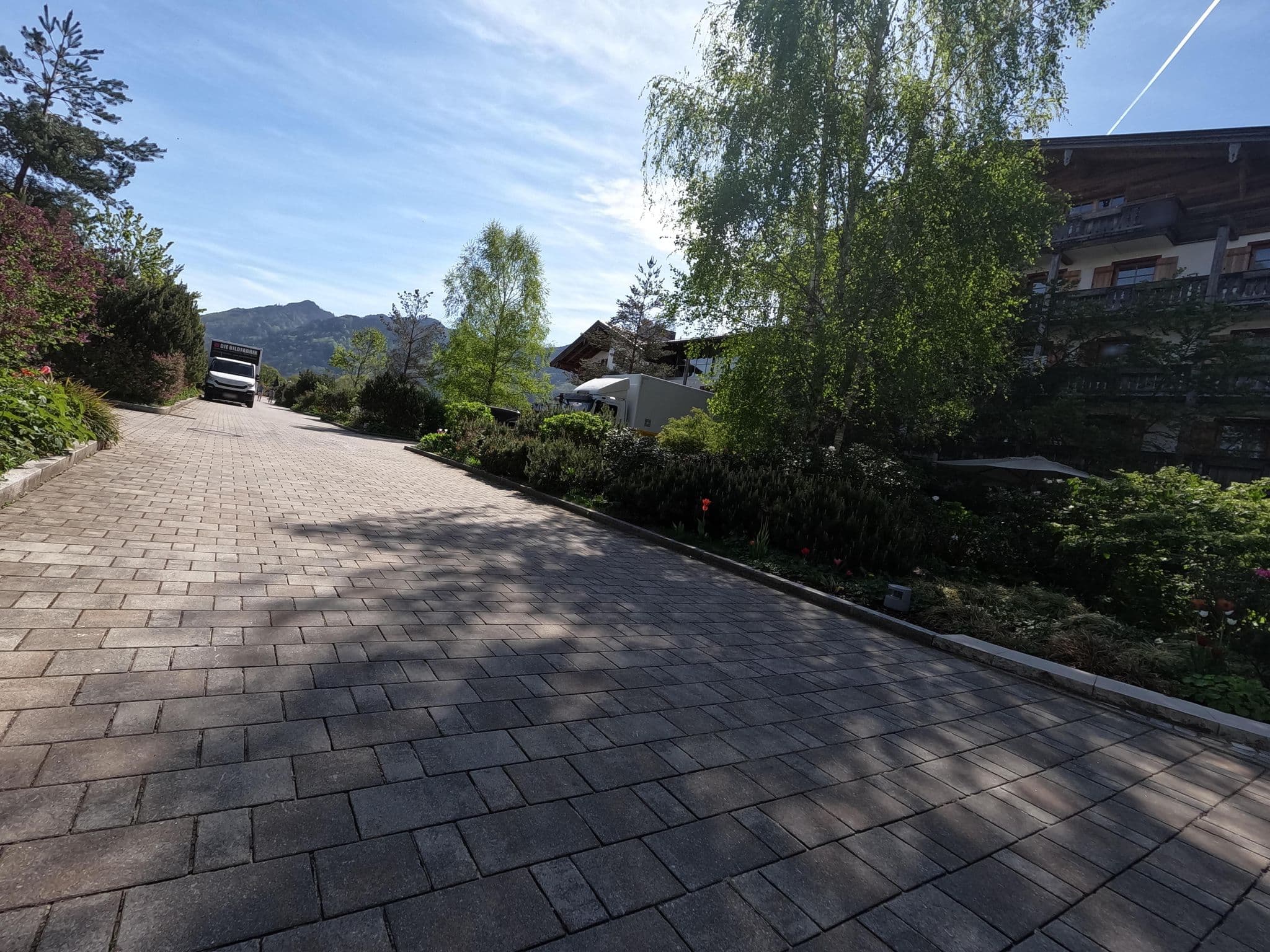 Street view near Das Achental, Grassau — © natebus (CC BY-SA · Mapillary)