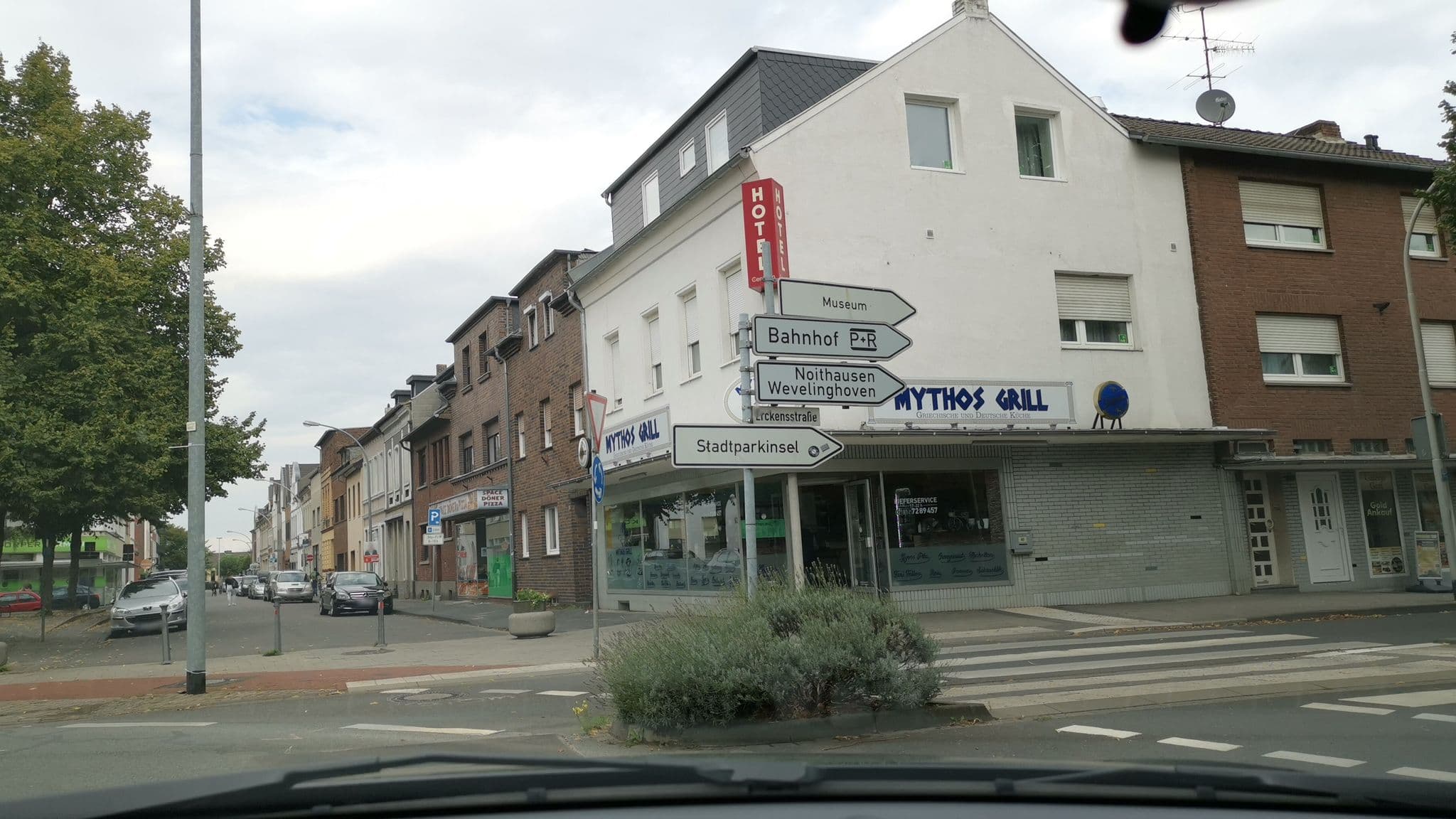 Street view near Hotel Zentrum, Grevenbroich — © bigpapa2908 (CC BY-SA · Mapillary)