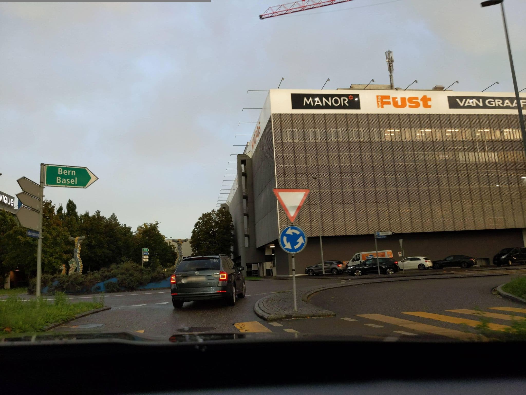 Street view near Harry's Home Hotel, Spreitenbach — © fcignat (CC BY-SA · Mapillary)