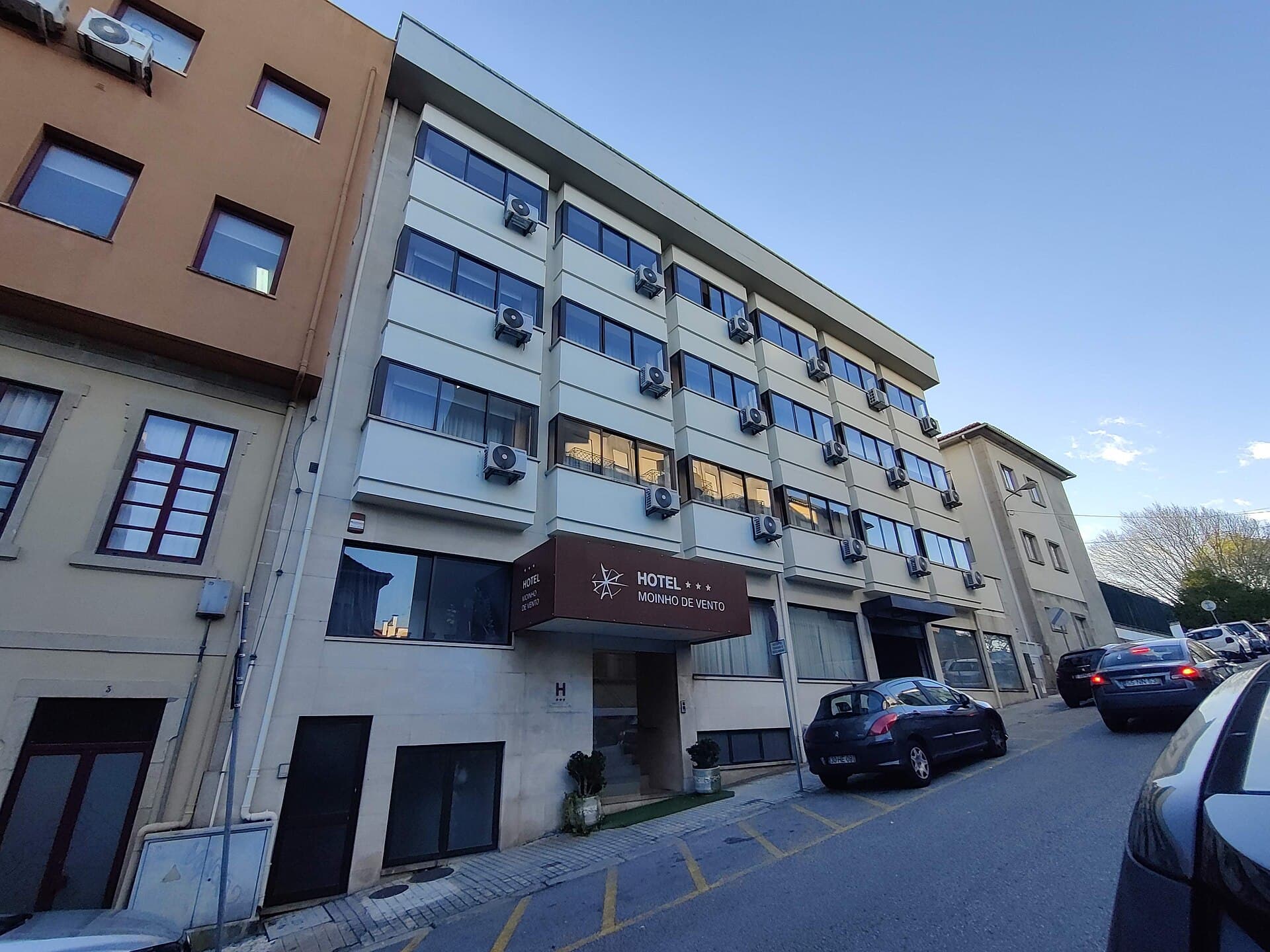 Hotel Moinho De Vento (via Wikimedia Commons, CC BY-SA 4.0)