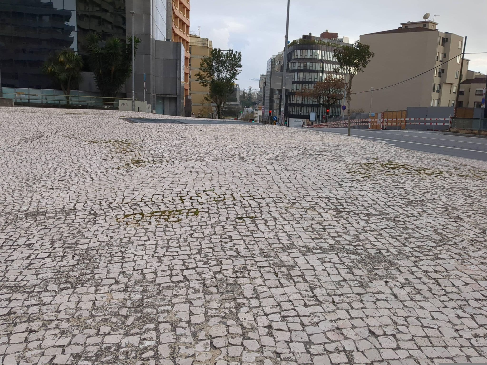 Street view near Hotel Bom Sucesso, Massarelos — © egorka (CC BY-SA · Mapillary)