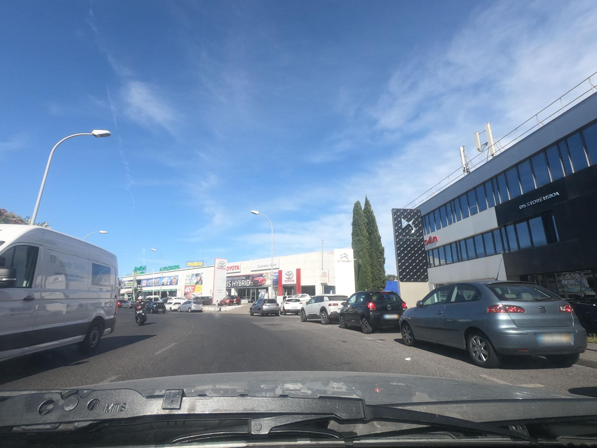 Street view near Hotel Holiday Inn Express Lisboa Alfragide, Alfragide — © filohipo (CC BY-SA · Mapillary)
