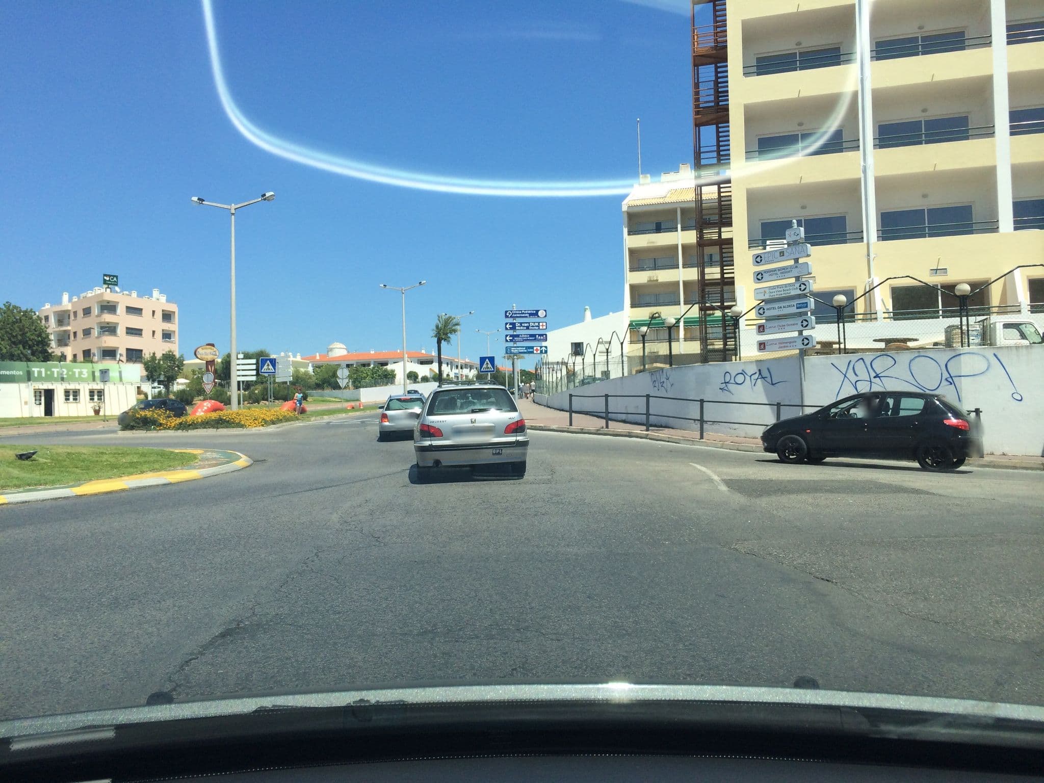 Street view near Ourabay Hotel Apartamento, Albufeira — © julianlb (CC BY-SA · Mapillary)