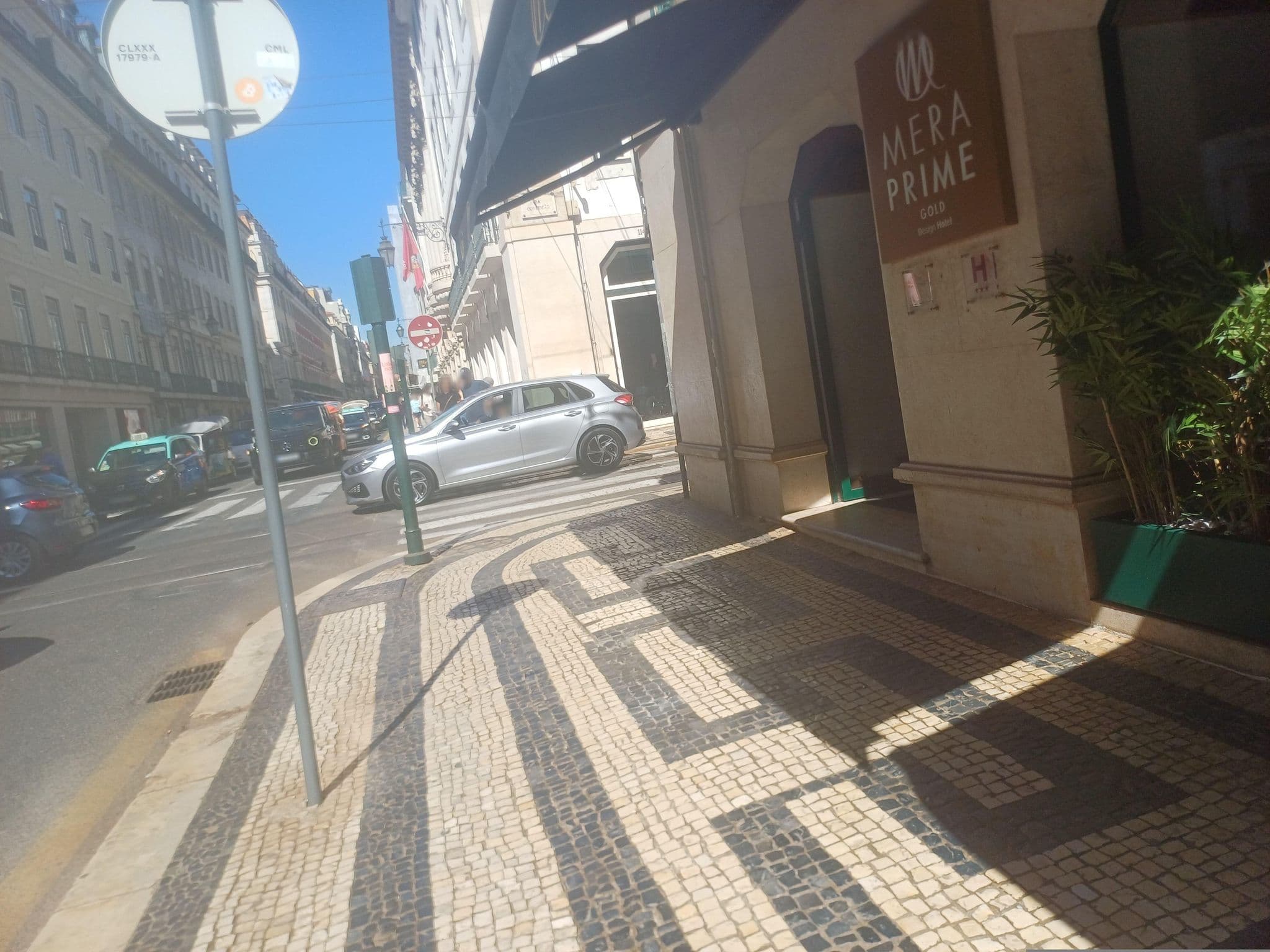 Street view near Golden Lisbon Hotel, Baixa — © beer119 (CC BY-SA · Mapillary)