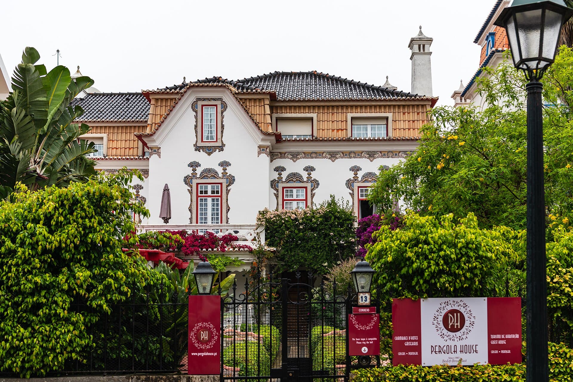 The Pergola Boutique Hotel | Cascais (via Wikimedia Commons, CC BY 2.0)
