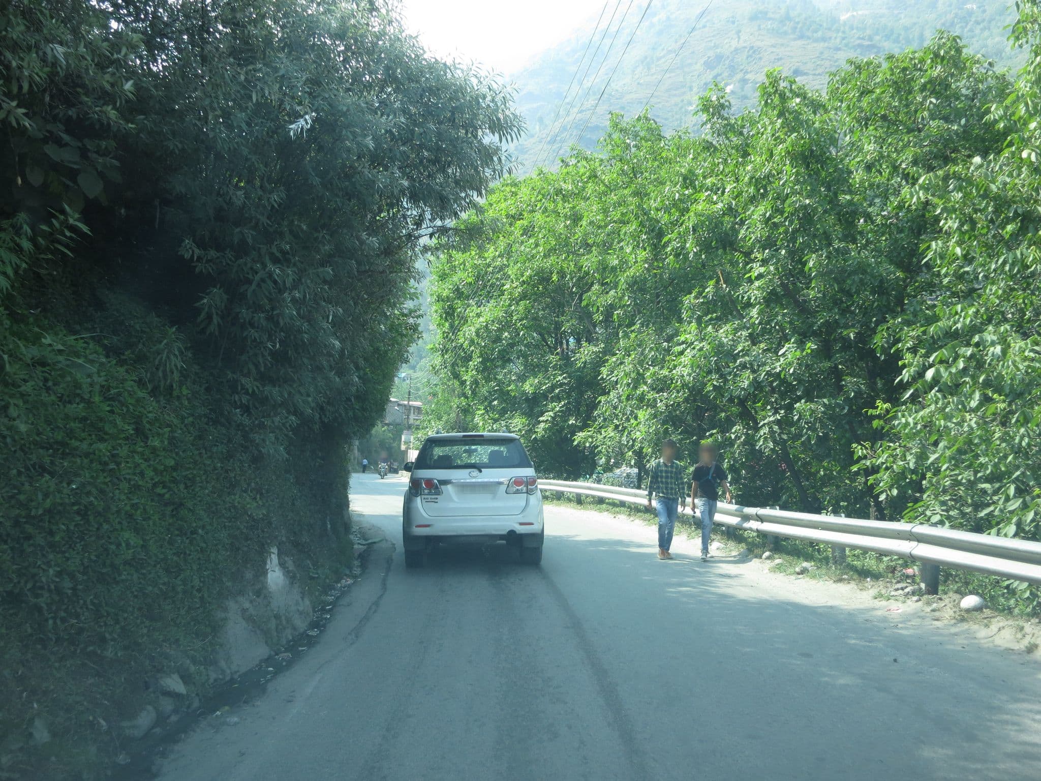 Street view near Hotel Shishamaati, Kulu