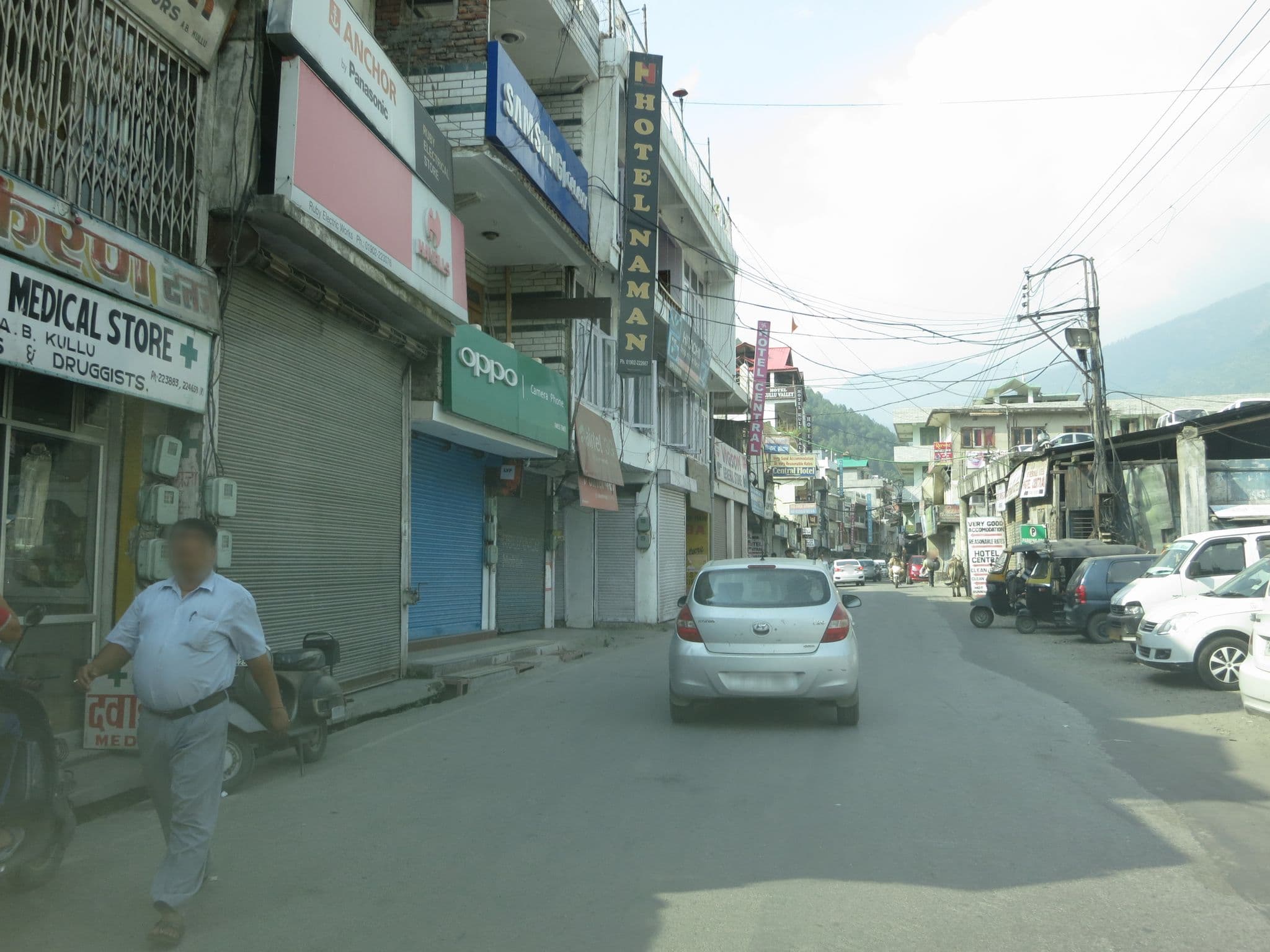 Street view near Hotel Naman, Kulu