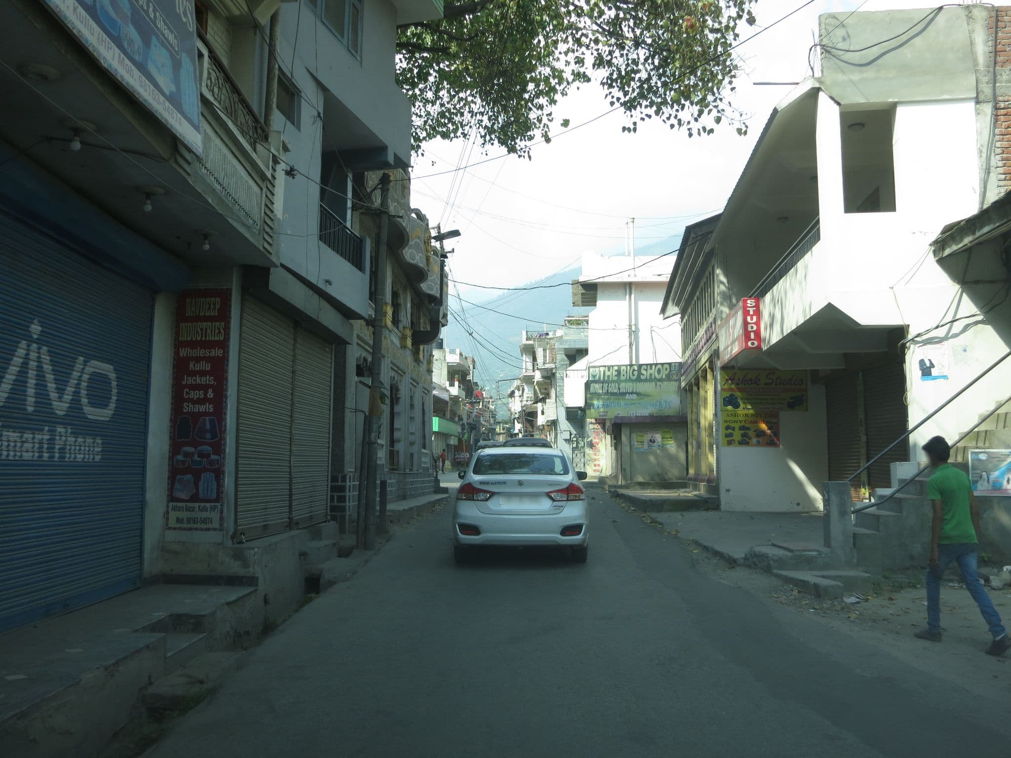 Street view near River Site Guest House, Kulu