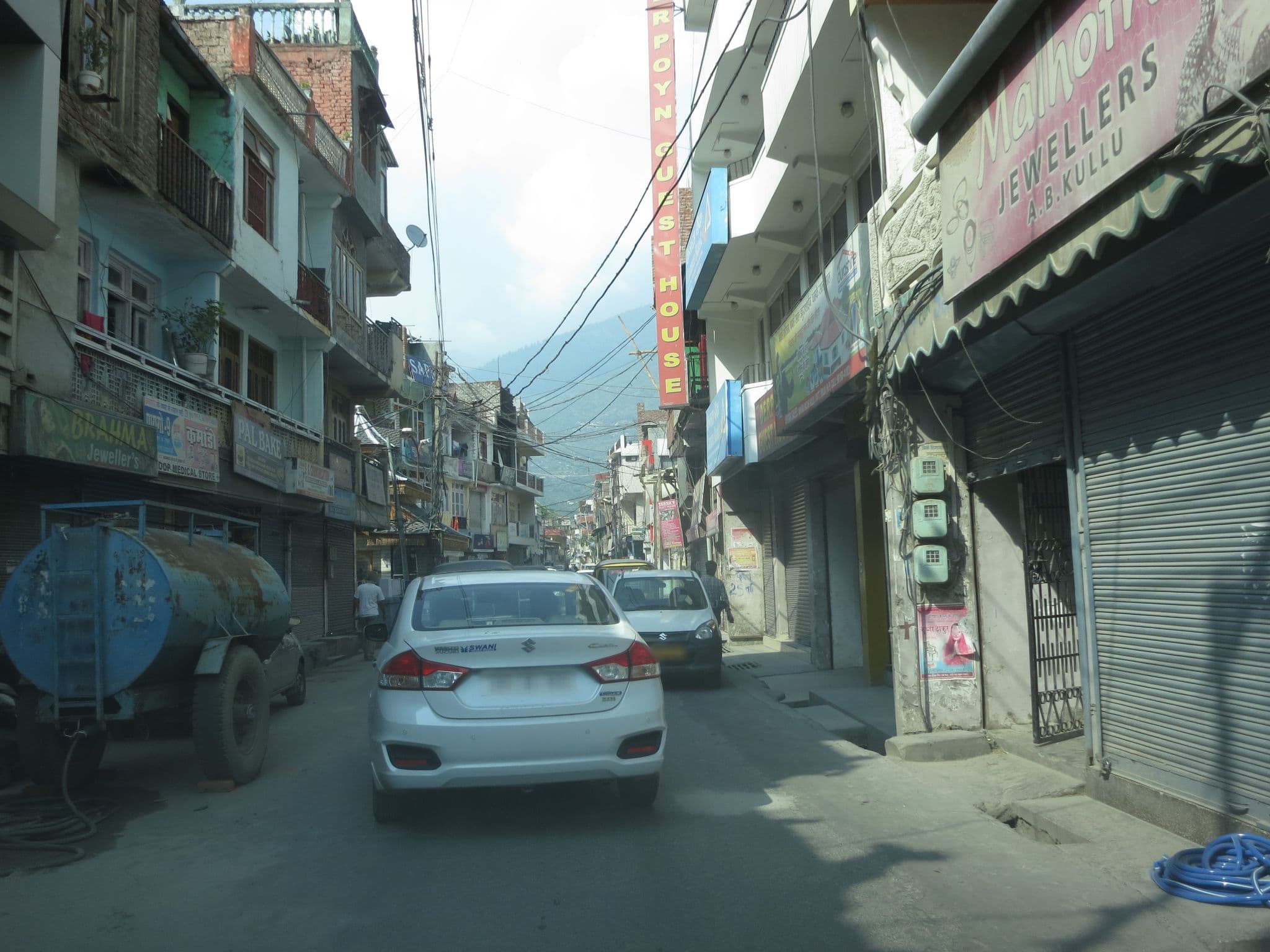 Street view near Hotel Moon Inn, Kulu