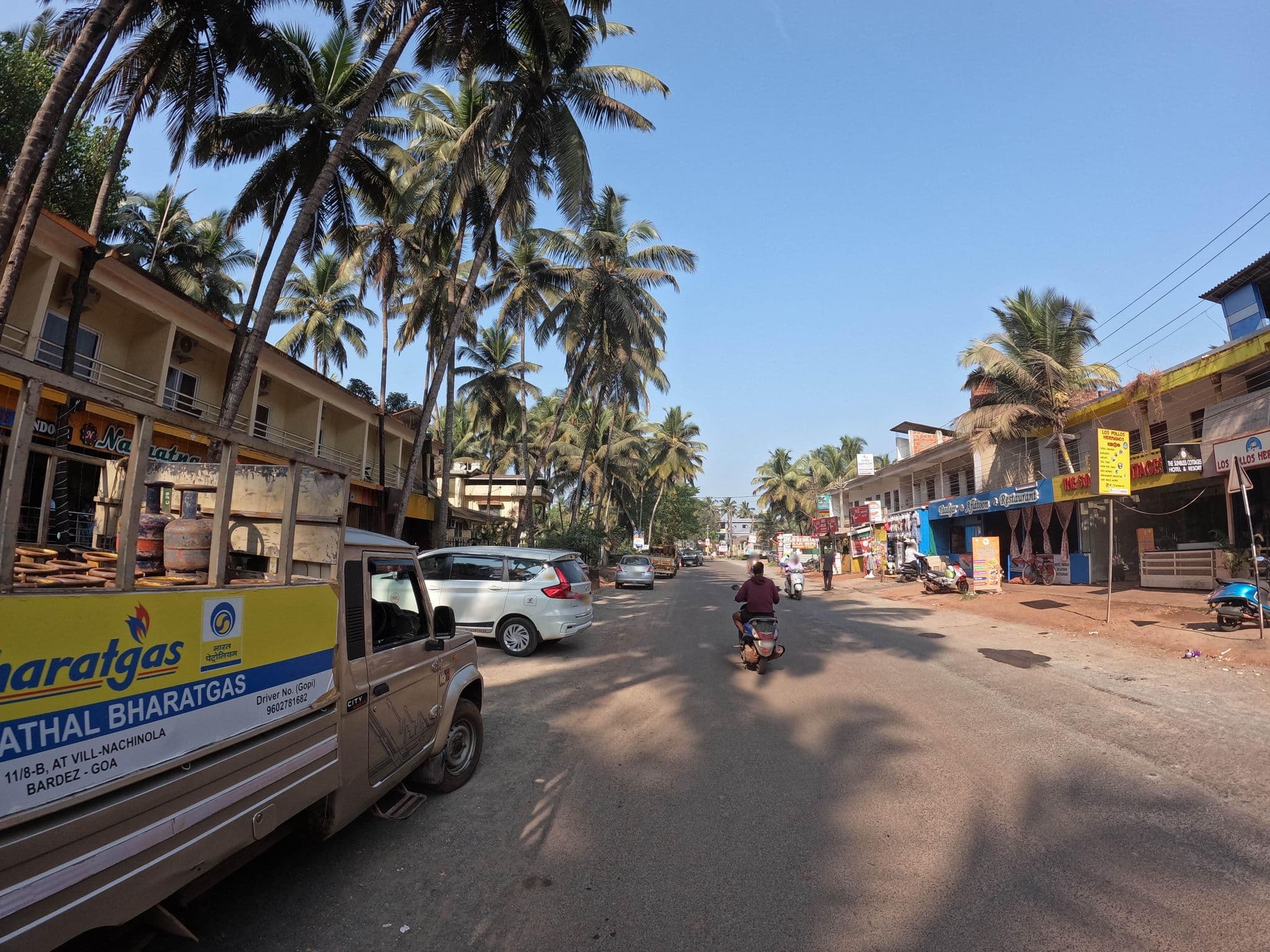 Street view near Eutopia Beach Resort, Morjim — © lucomsky (CC BY-SA · Mapillary)