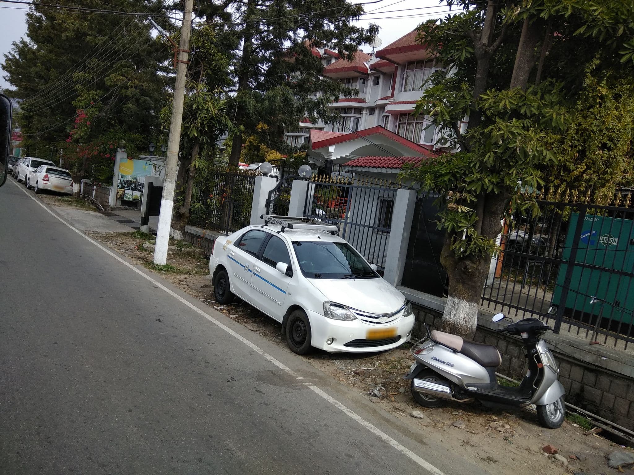 Street view near Club Mahindra Resort - Dharamshala, Himachal Pradesh, Yol Cantonment — © bholekibhasam (CC BY-SA · Mapillary)