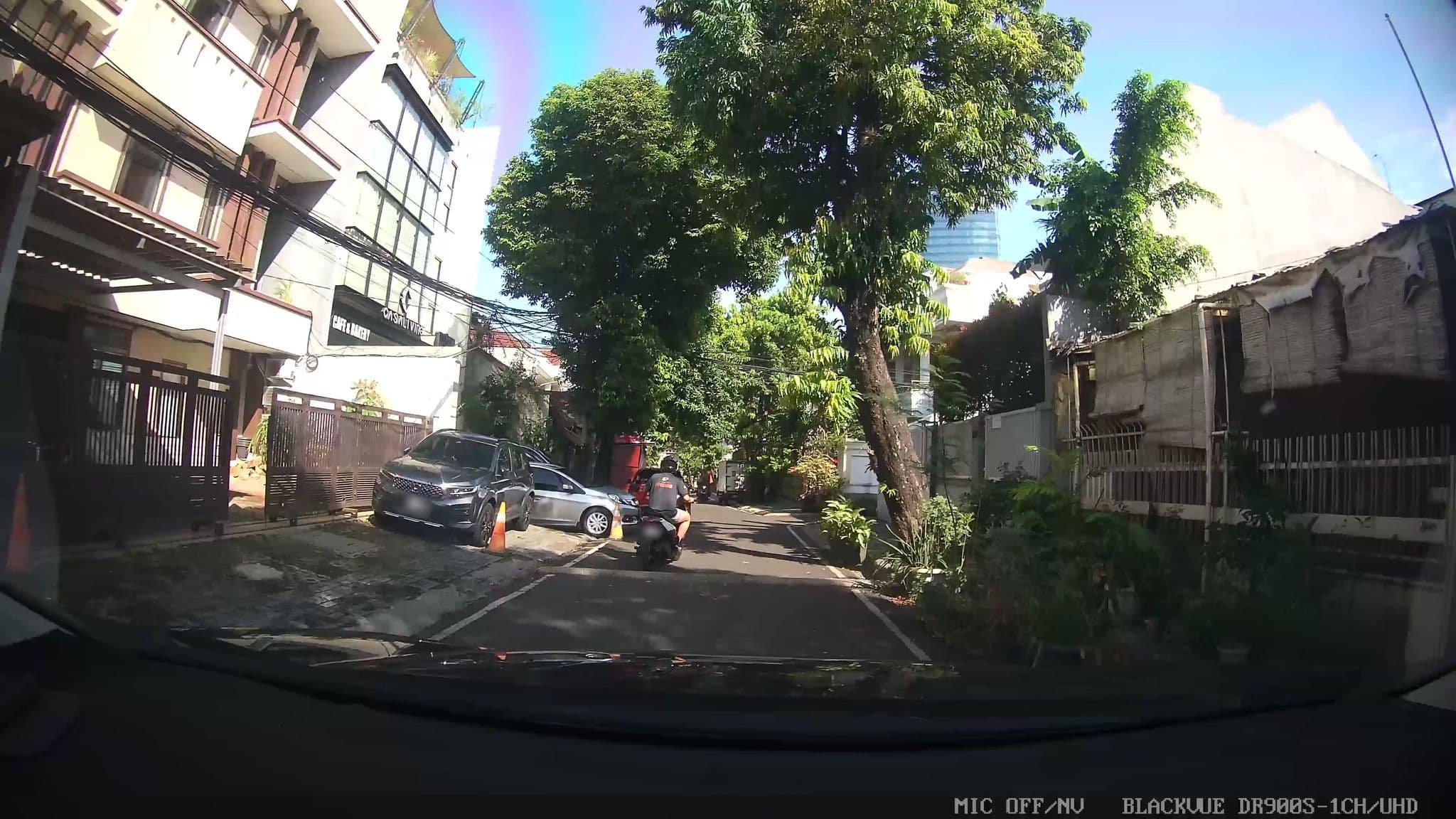 Street view near Casa Living Senayan, Jakarta — © Kaart---FRONT (CC BY-SA · Mapillary)