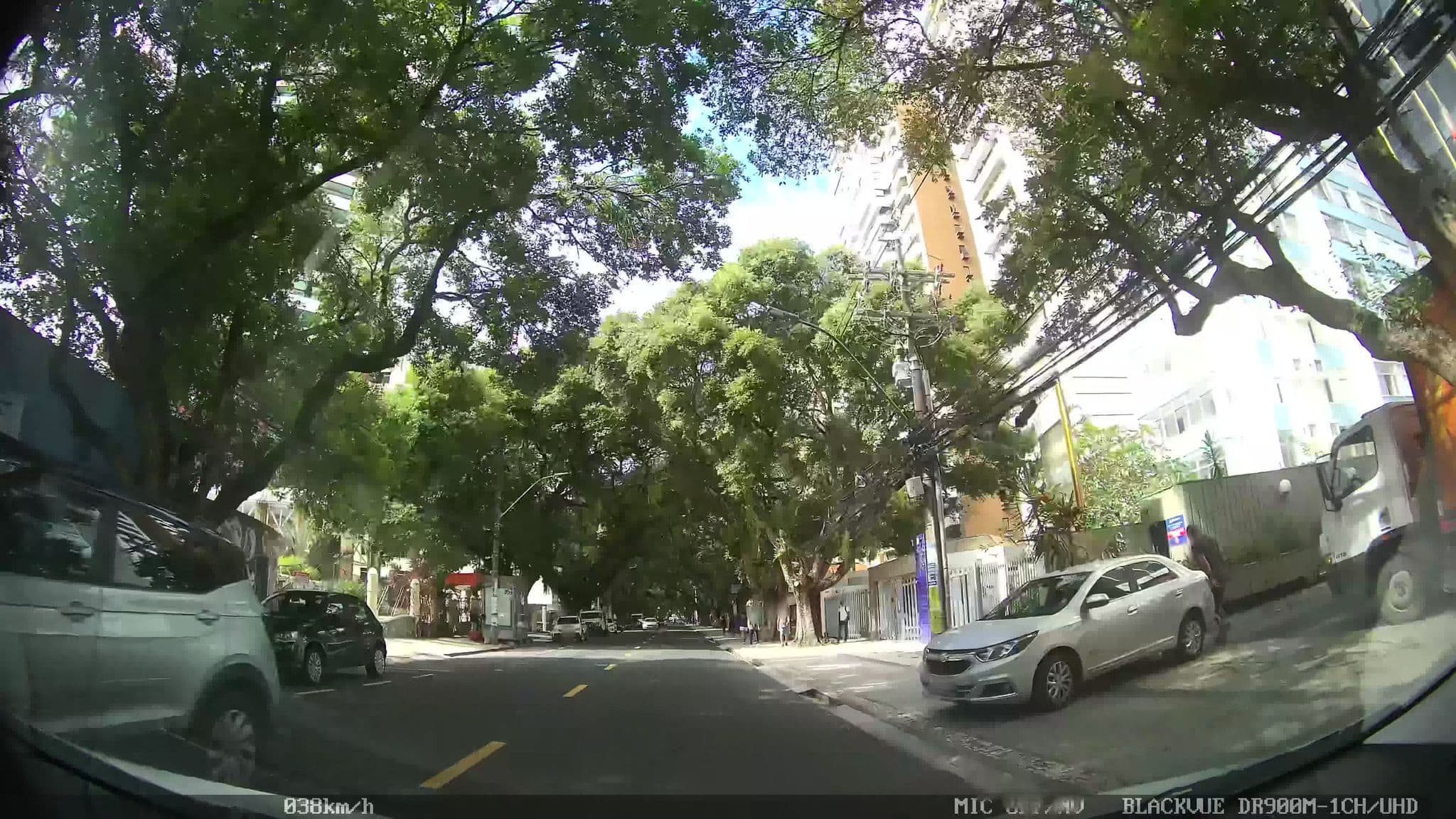 Street view near Sol Victoria Marina, Salvador